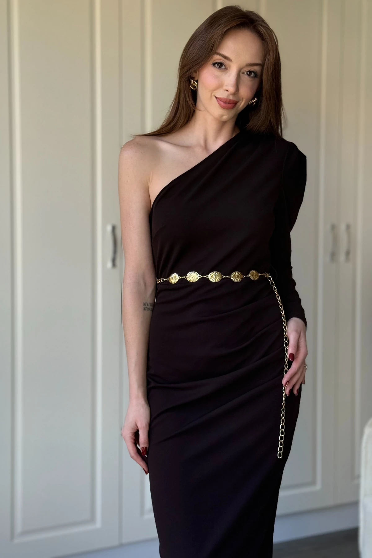  Tek Omuz Çıkarılabilir Gold Kemerli Midi Kahverengi Elbise