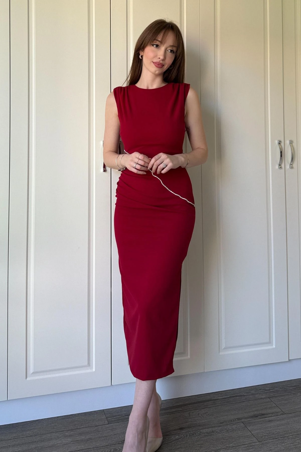 Drapeli Taş Detaylı Yırtmaçlı Midi Elbise