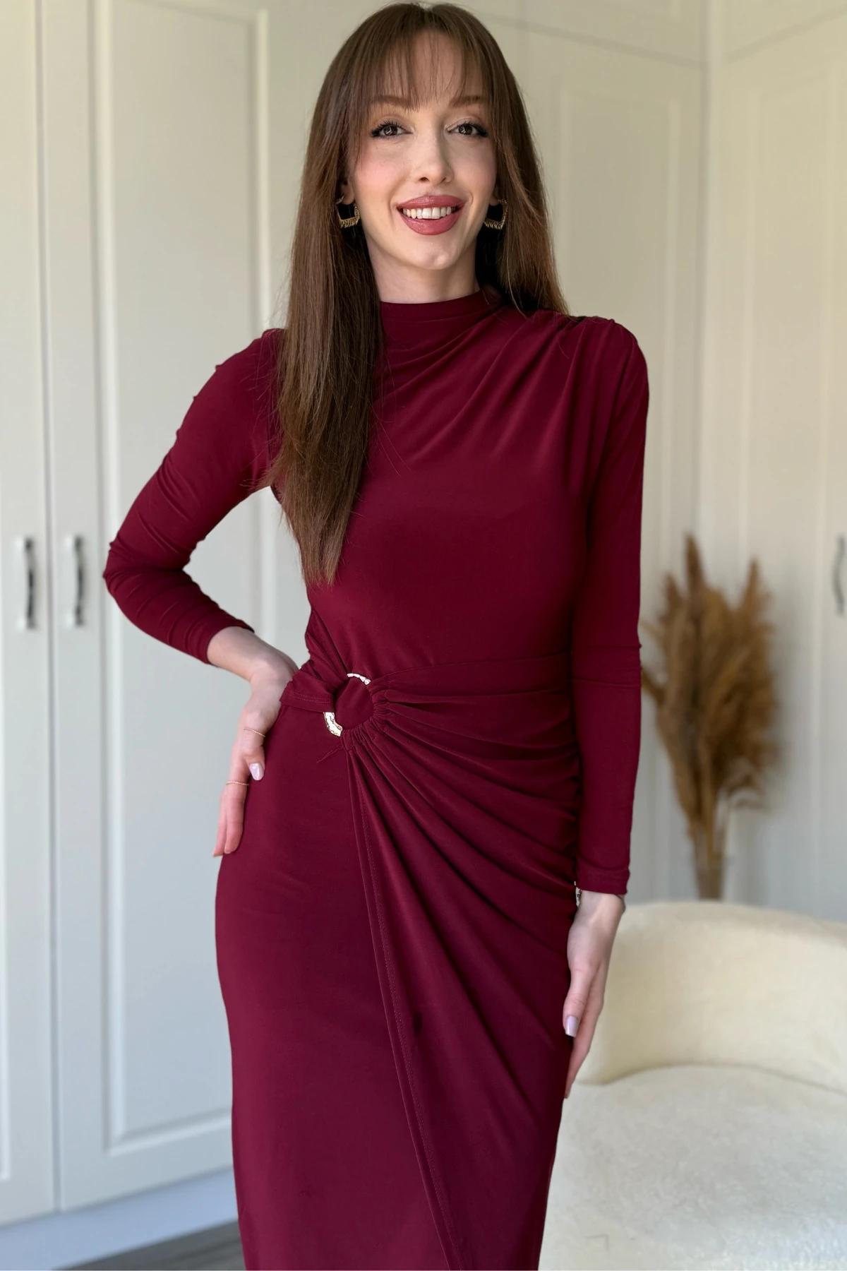 Aksesuar Detaylı Boyunlu Midi Bordo Elbise