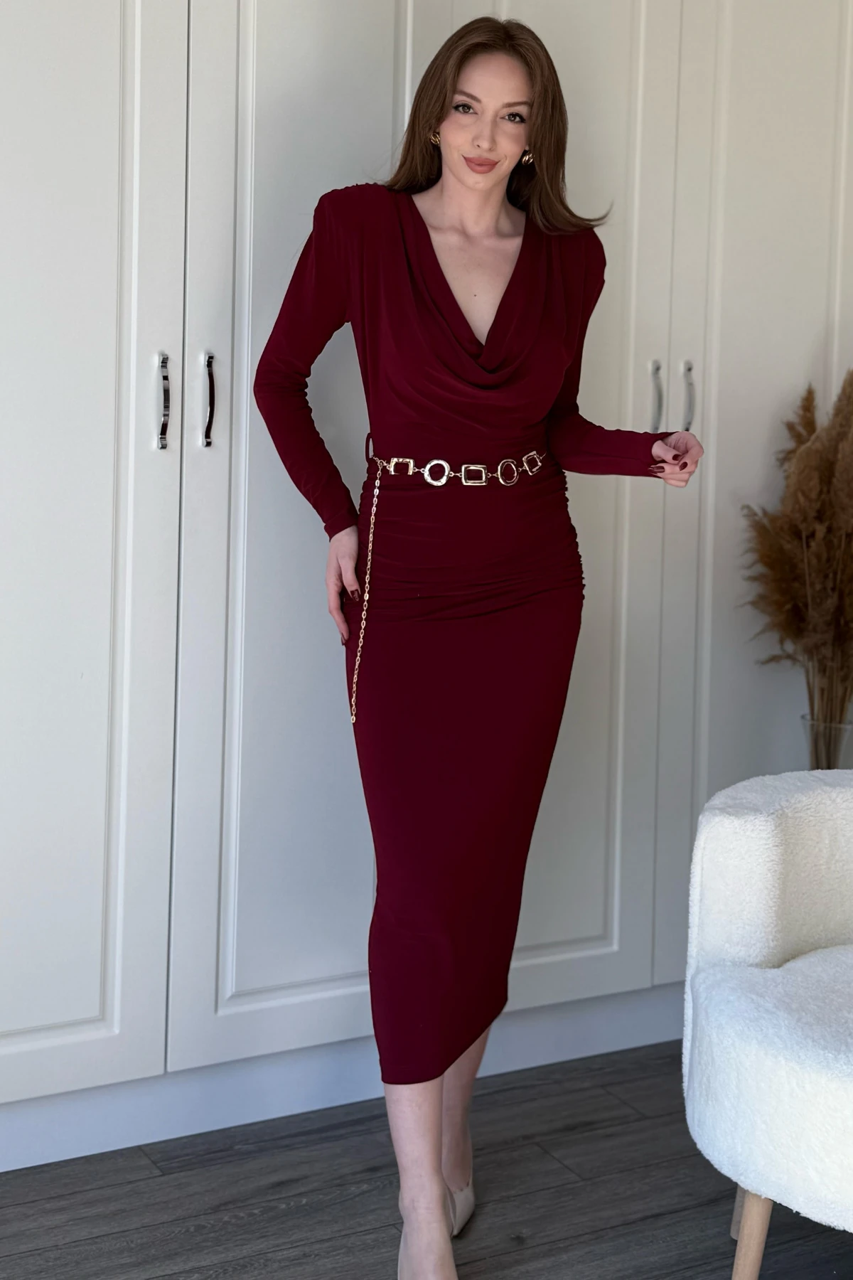 Çıkarılabilir Gold Kemerli Vatkalı Uzun Kollu Degaje Yaka Midi Bordo Elbise