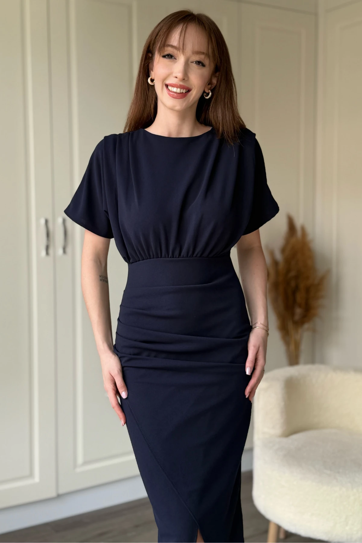 Kısa Kollu Şık Önü Yırtmaçlı Lacivert Midi Elbise