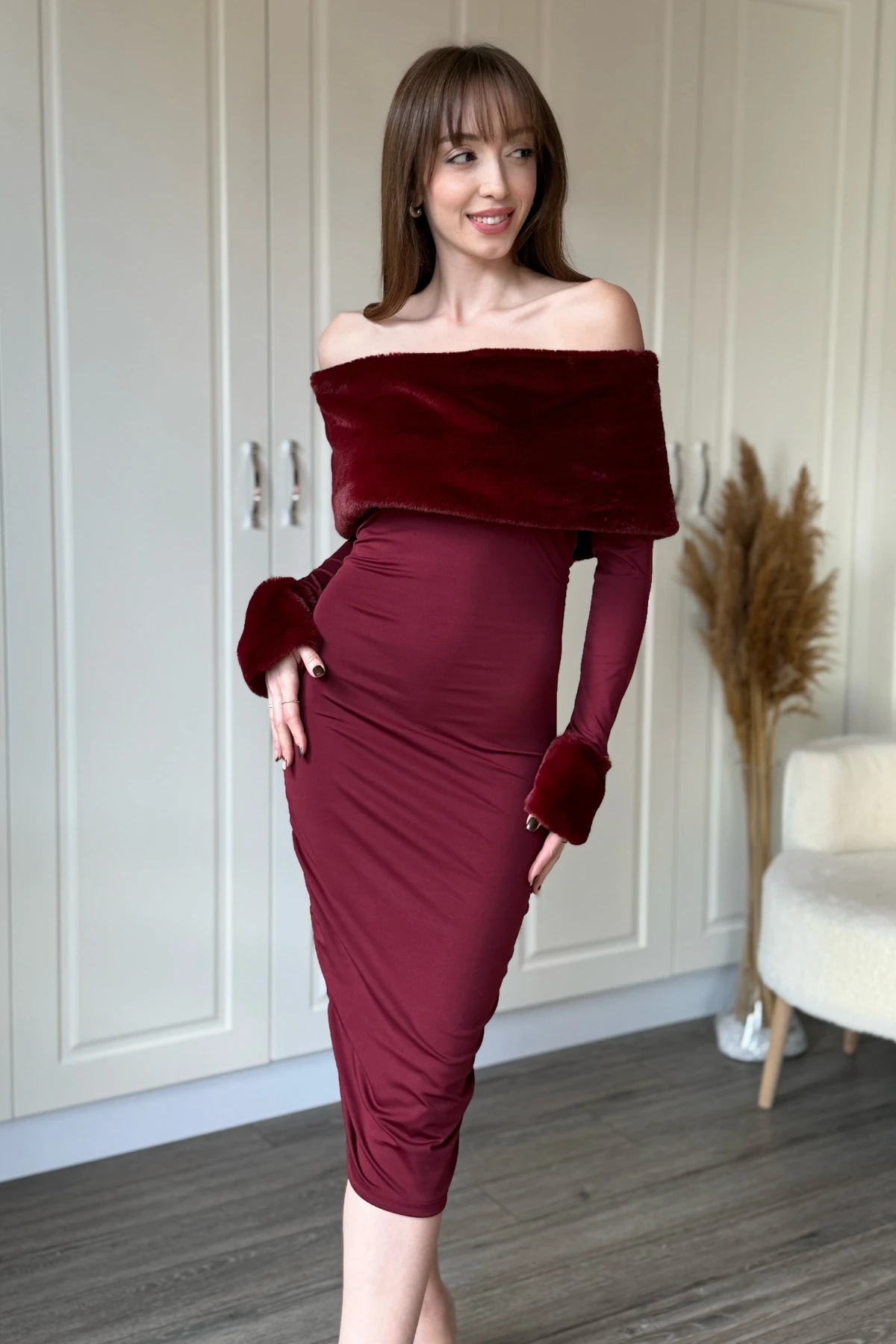 Omuzu ve Kolları Kürk Detaylı Midi Drapeli Elbise