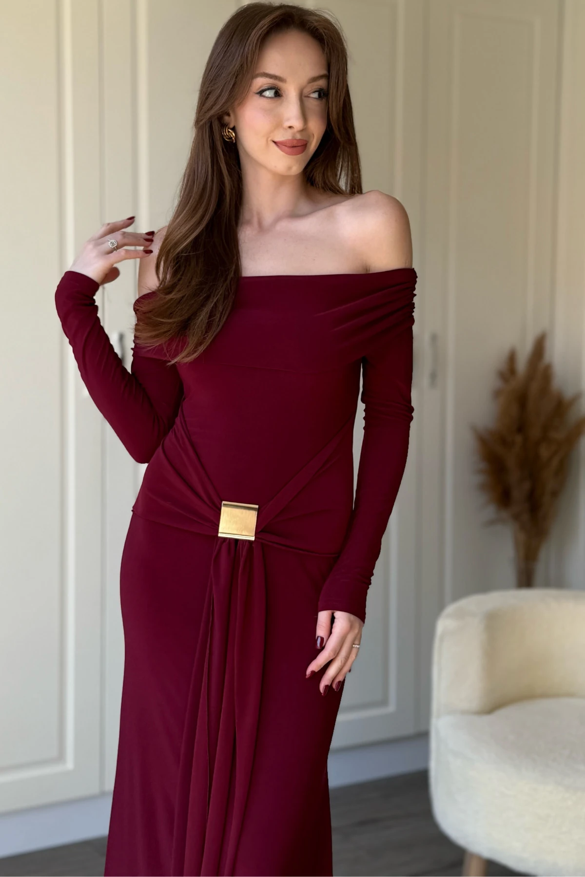 Omuzları Açık Gold Aksesuarlı Bel Detaylı Midi Bordo Elbise