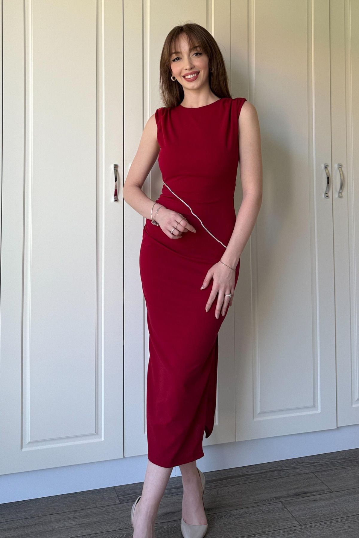 Drapeli Taş Detaylı Yırtmaçlı Midi Bordo Elbise