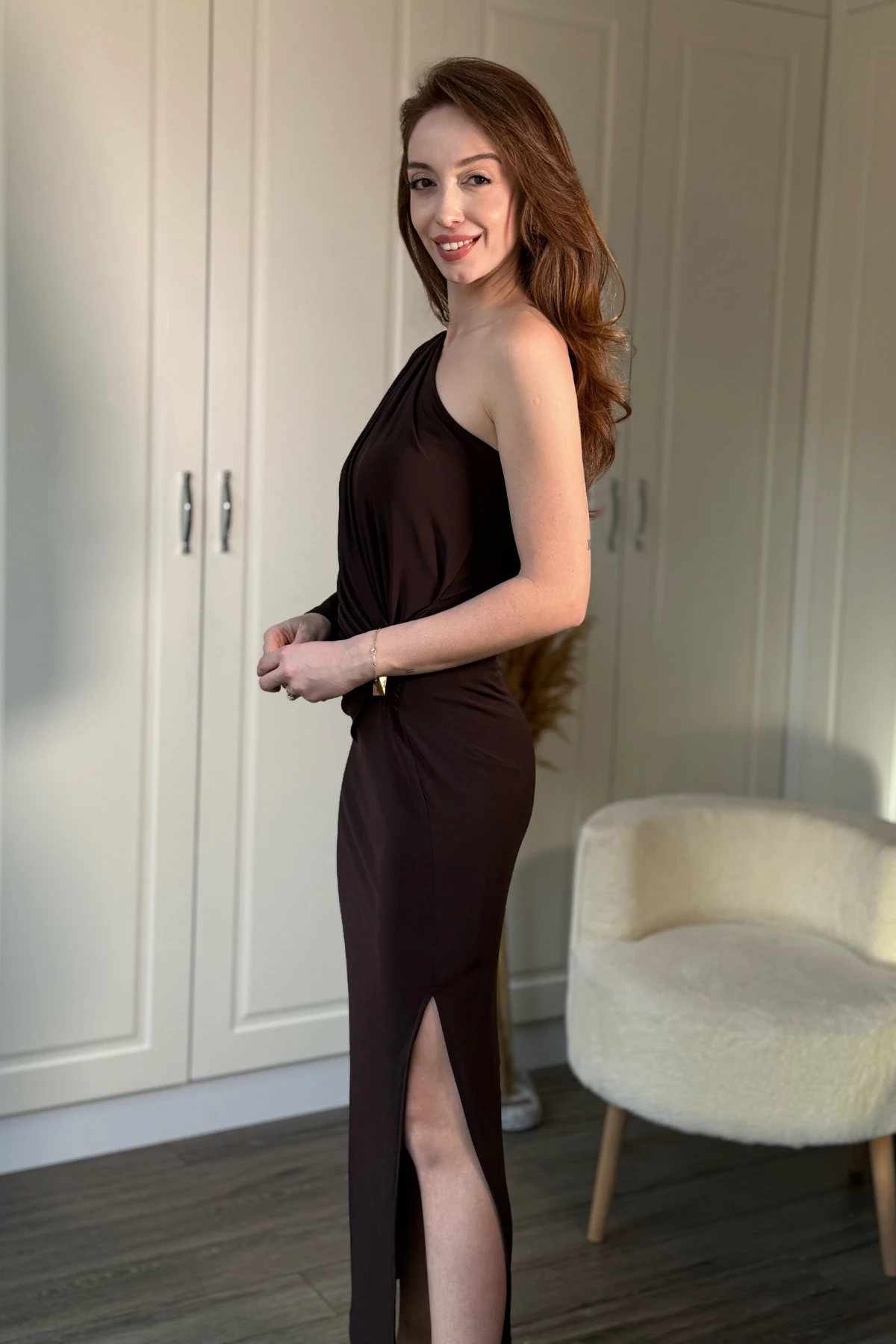 Tek Omuz Beli Aksesuar Detaylı Drapeli Maxi Elbise