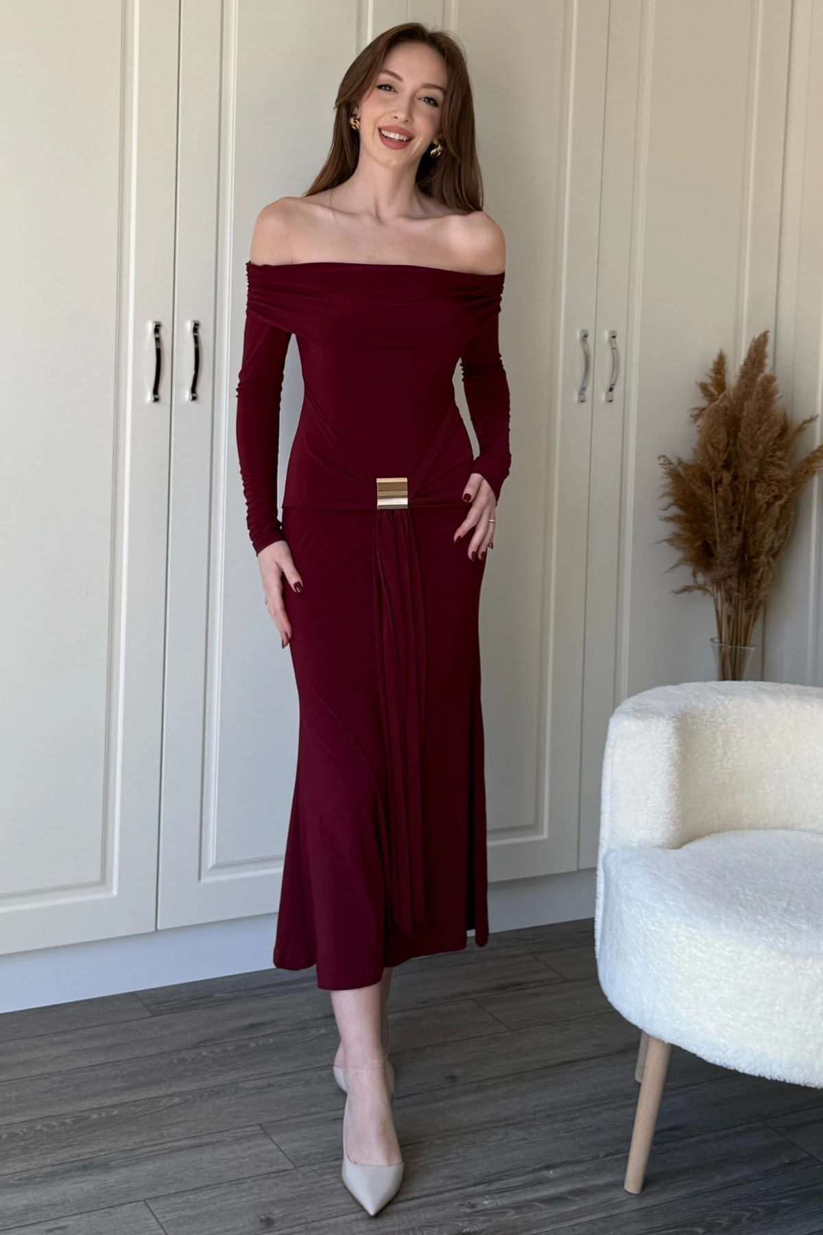 Omuzları Açık Gold Aksesuarlı Bel Detaylı Midi Bordo Elbise