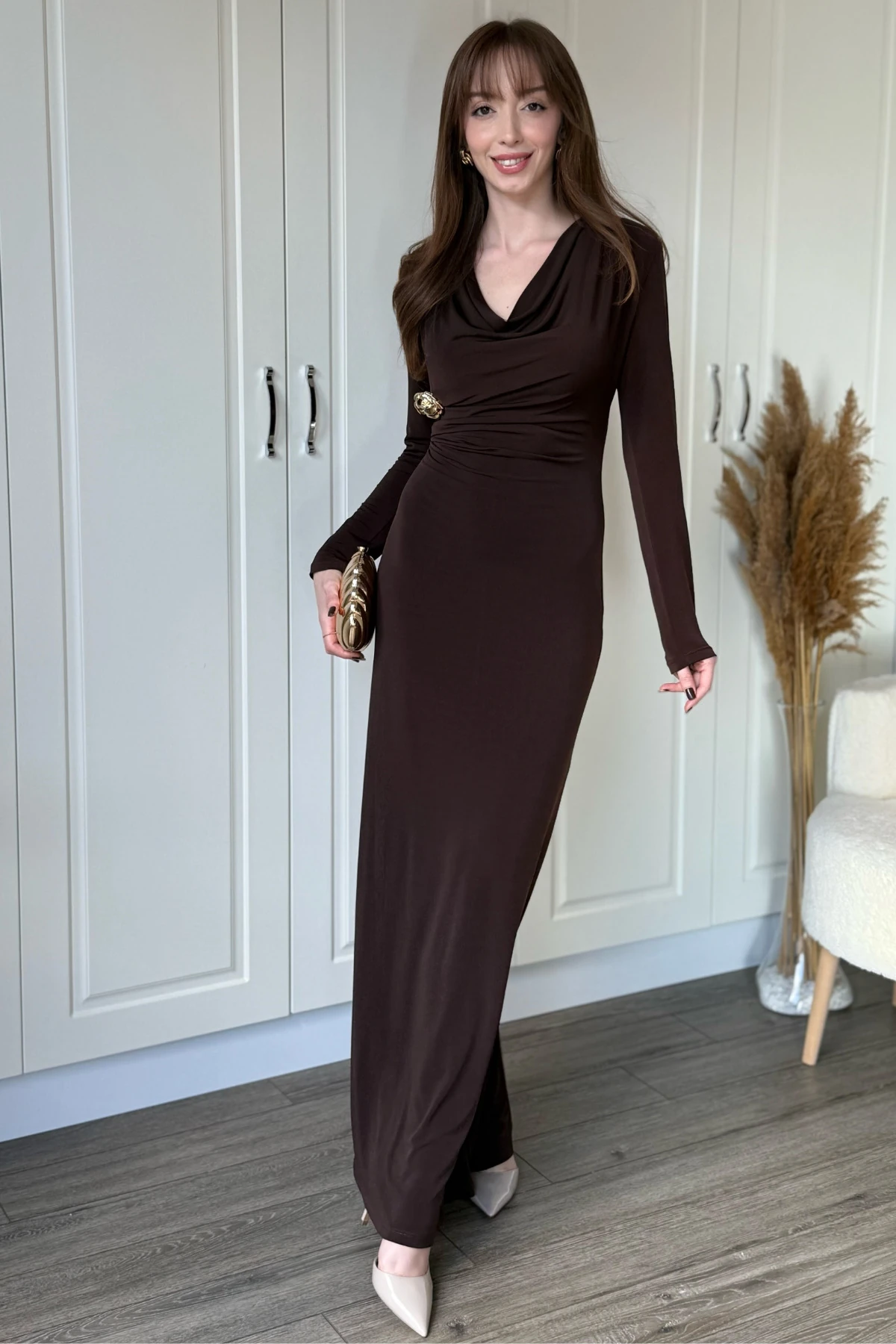 Çıkarılabilir Broş Detaylı Degaje Yaka Uzun Elbise