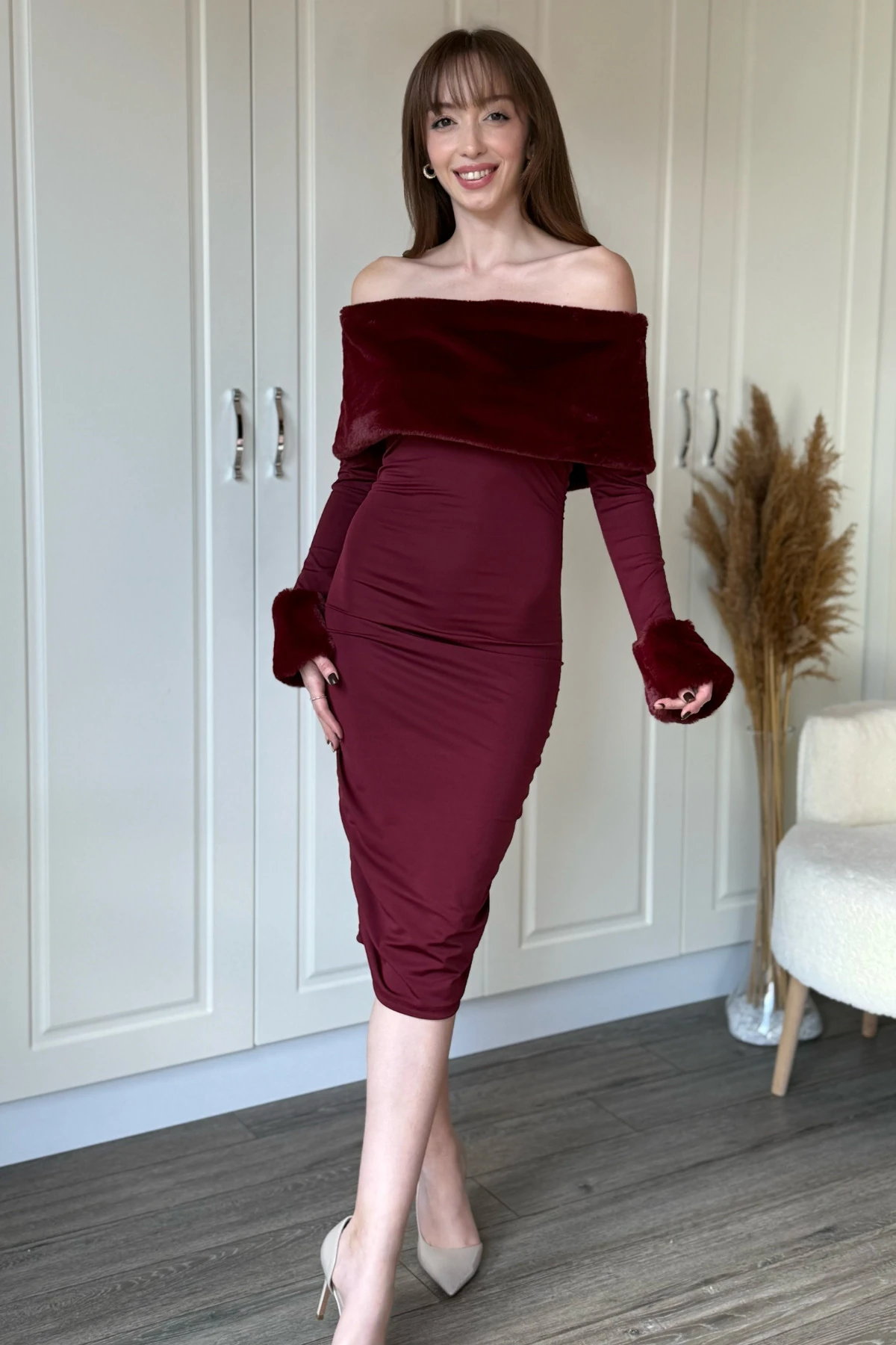 Omuzu ve Kolları Kürk Detaylı Midi Drapeli Elbise