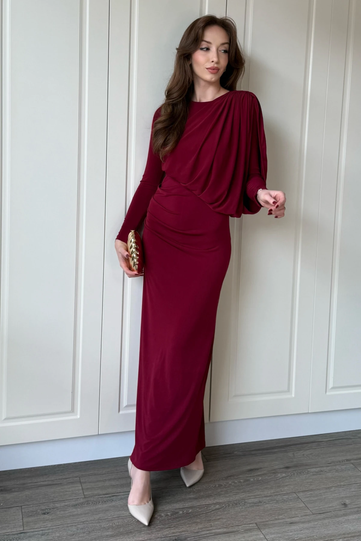 Uzun Kollu Boyunlu Zarif Dökümlü Bordo Elbise
