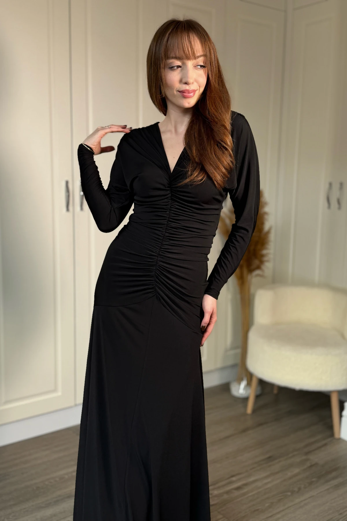 V Yaka Sırt Detaylı Uzun Zarif Elbise