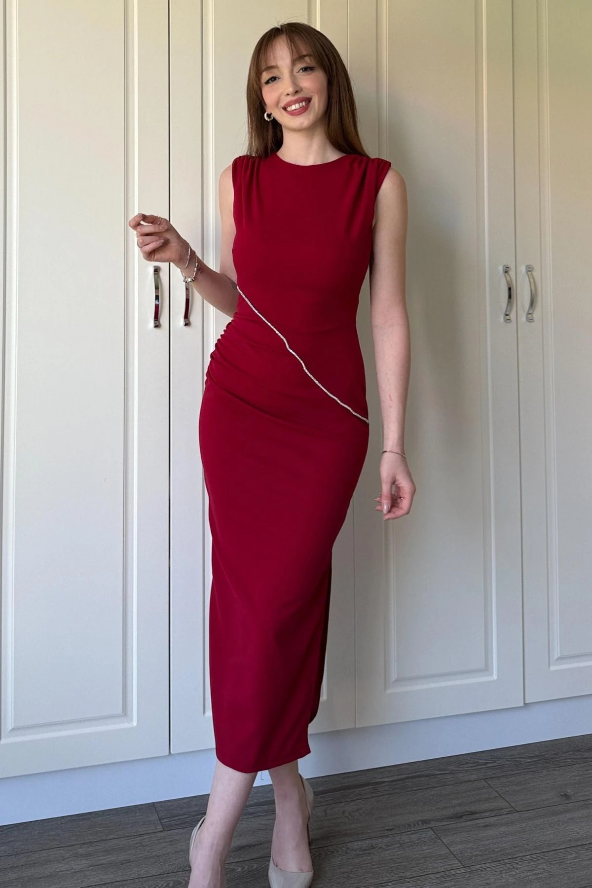 Drapeli Taş Detaylı Yırtmaçlı Midi Elbise