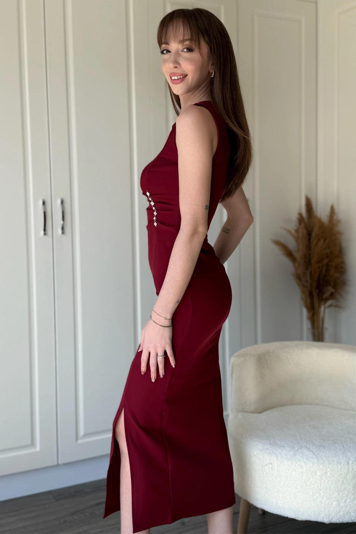 Taş Detaylı Yırtmaçlı Drapeli Bordo Elbise