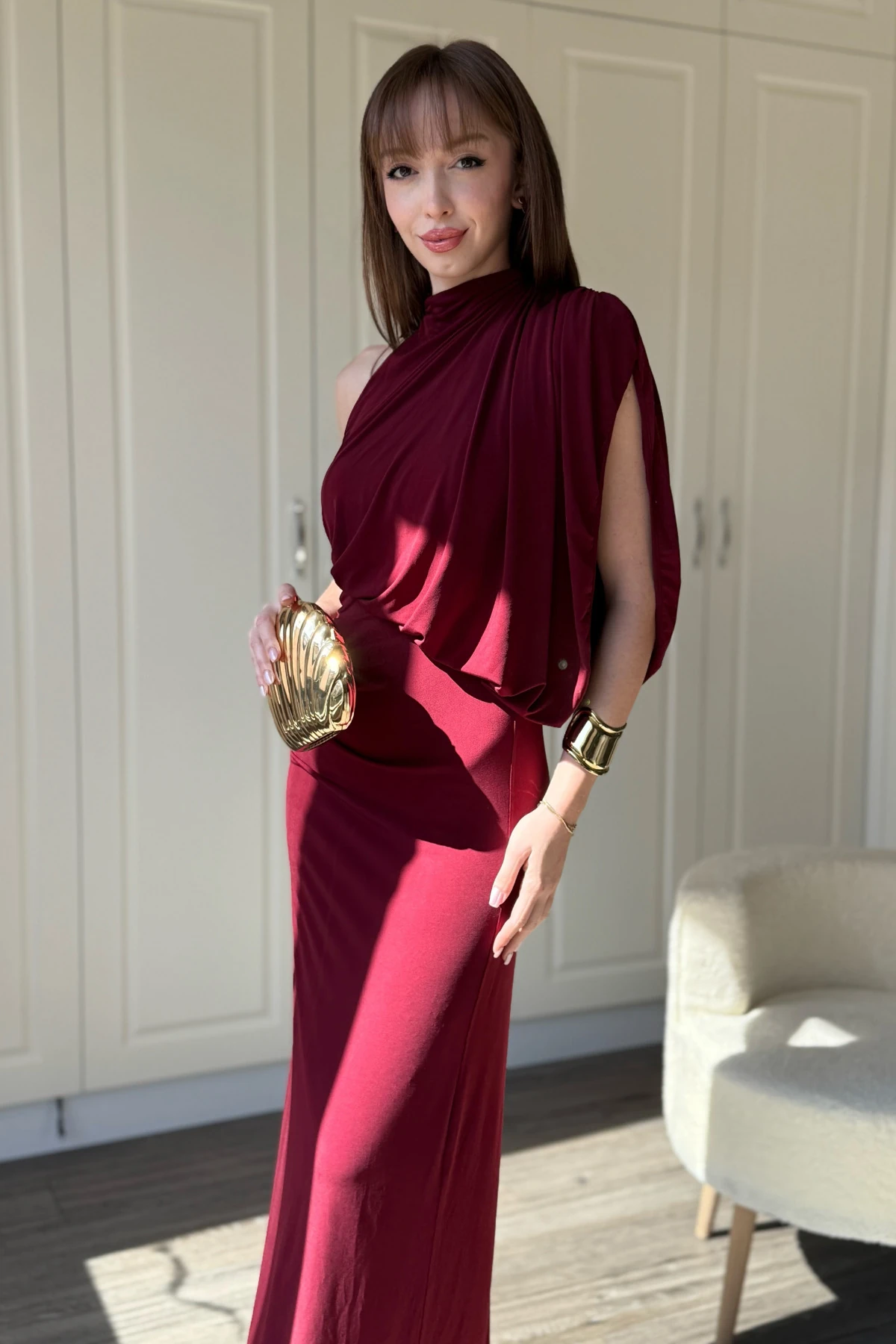 Tek Omuz Boyunlu Zarif Dökümlü Bordo Maxi Elbise