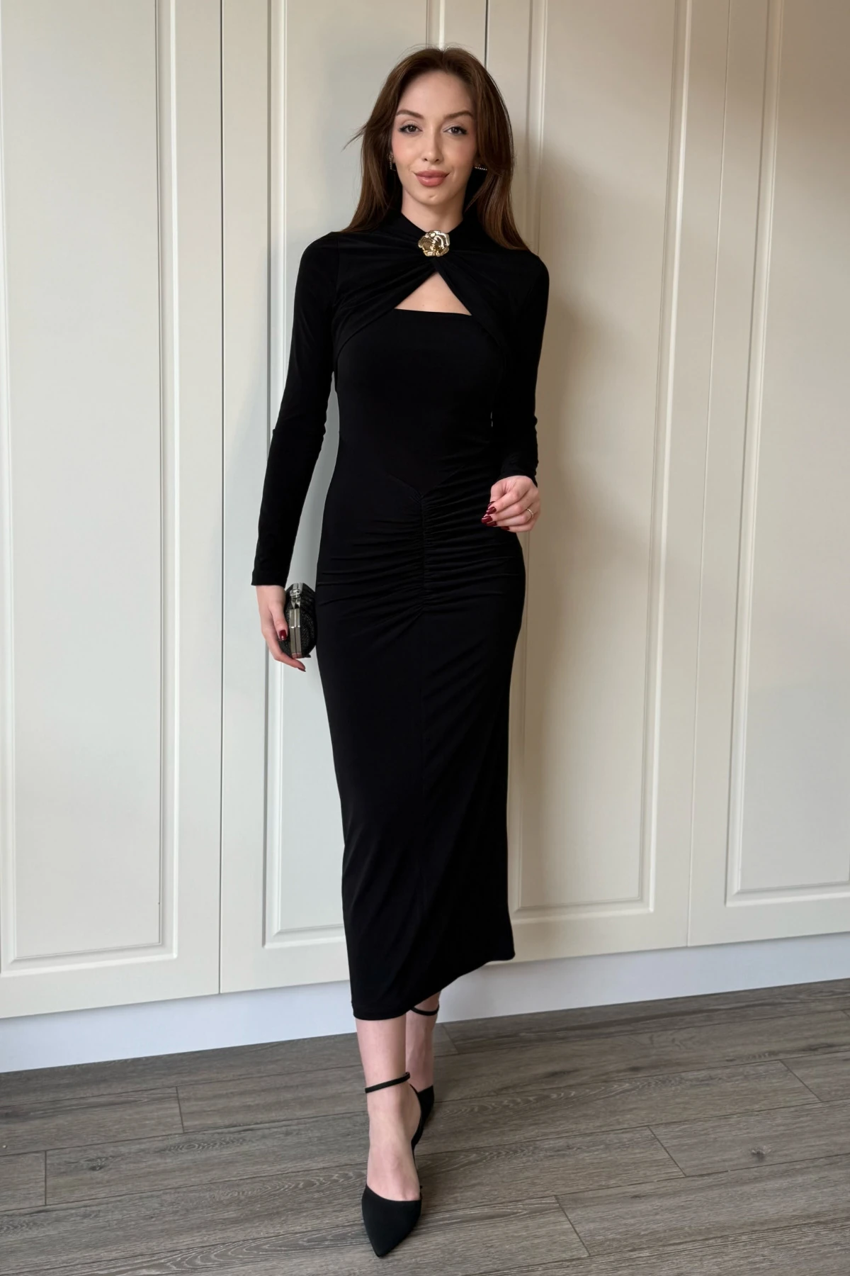 Yırtmaçlı Uzun Kollu Göğüs Aksesuarlı Midi Kahverengi Elbise