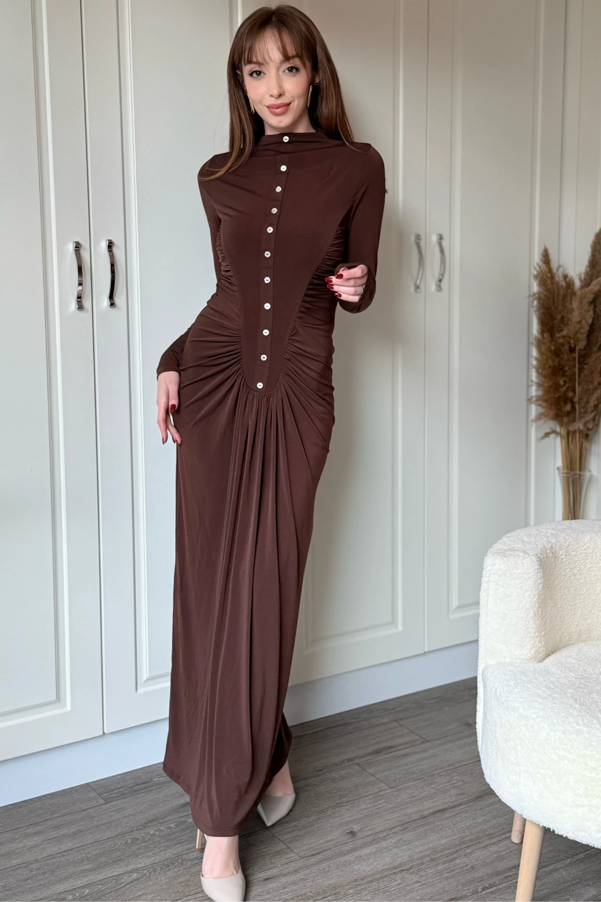 Ön Düğme Detaylı Büzgülü Beli İnce Gösteren Kahverengi Maxi Elbise