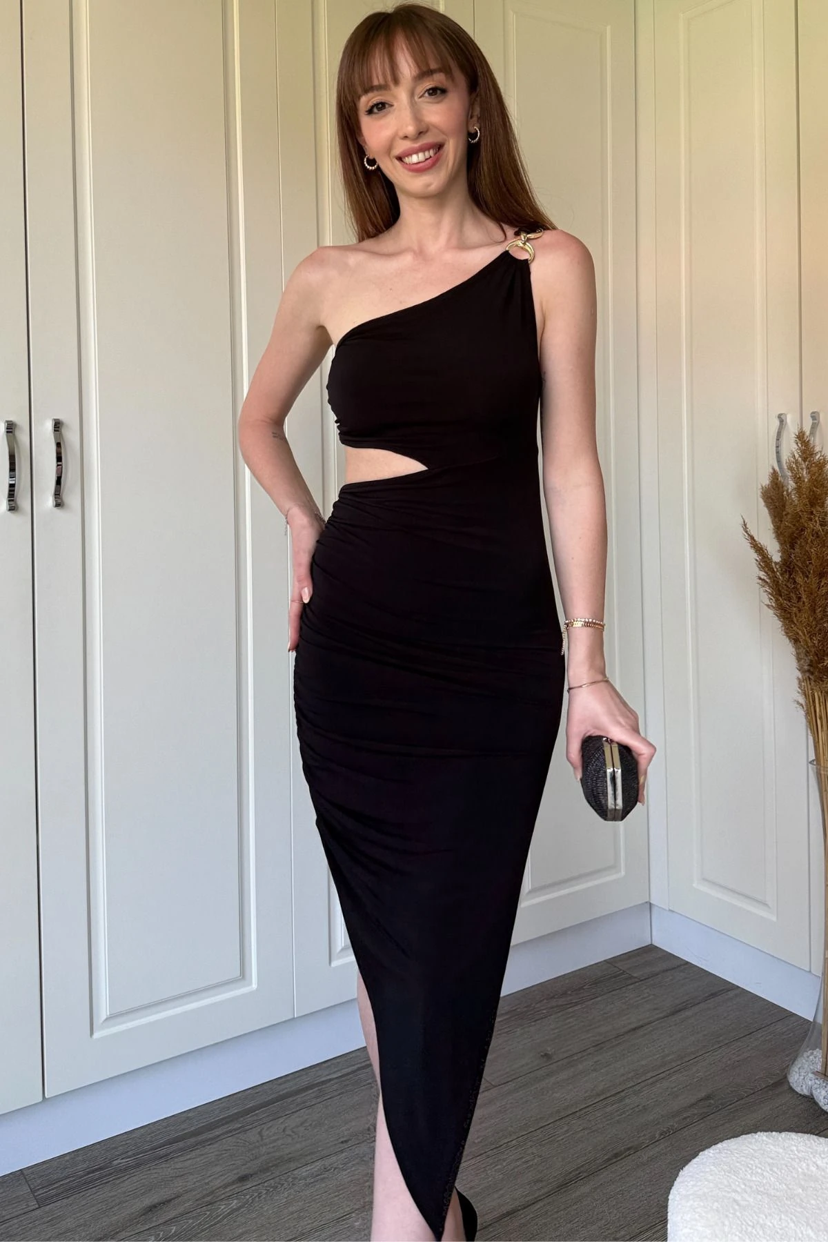 Tek Omuz Bel Detaylı Sandy Kumaş Yırtmaçlı Elbise