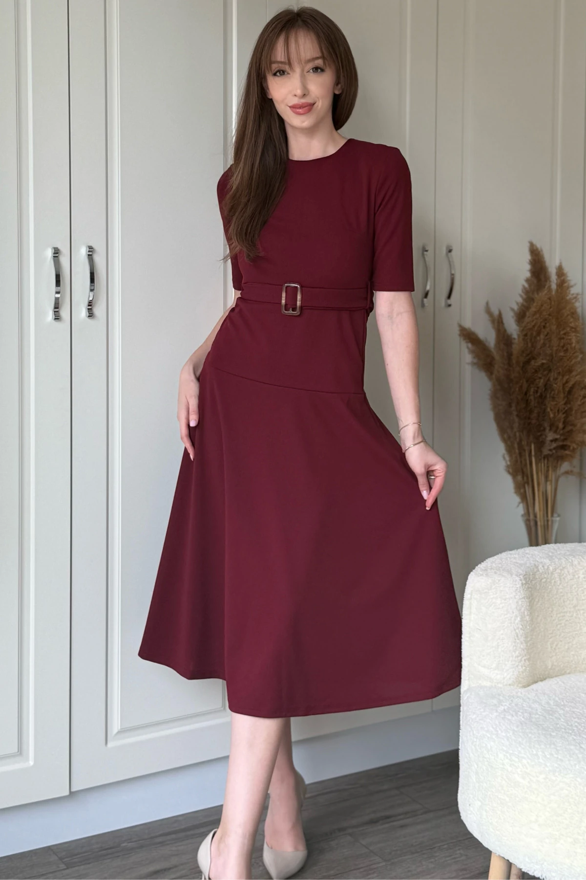 Kısa Kollu Kemerli Etekleri Volanlı Midi Bordo Elbise