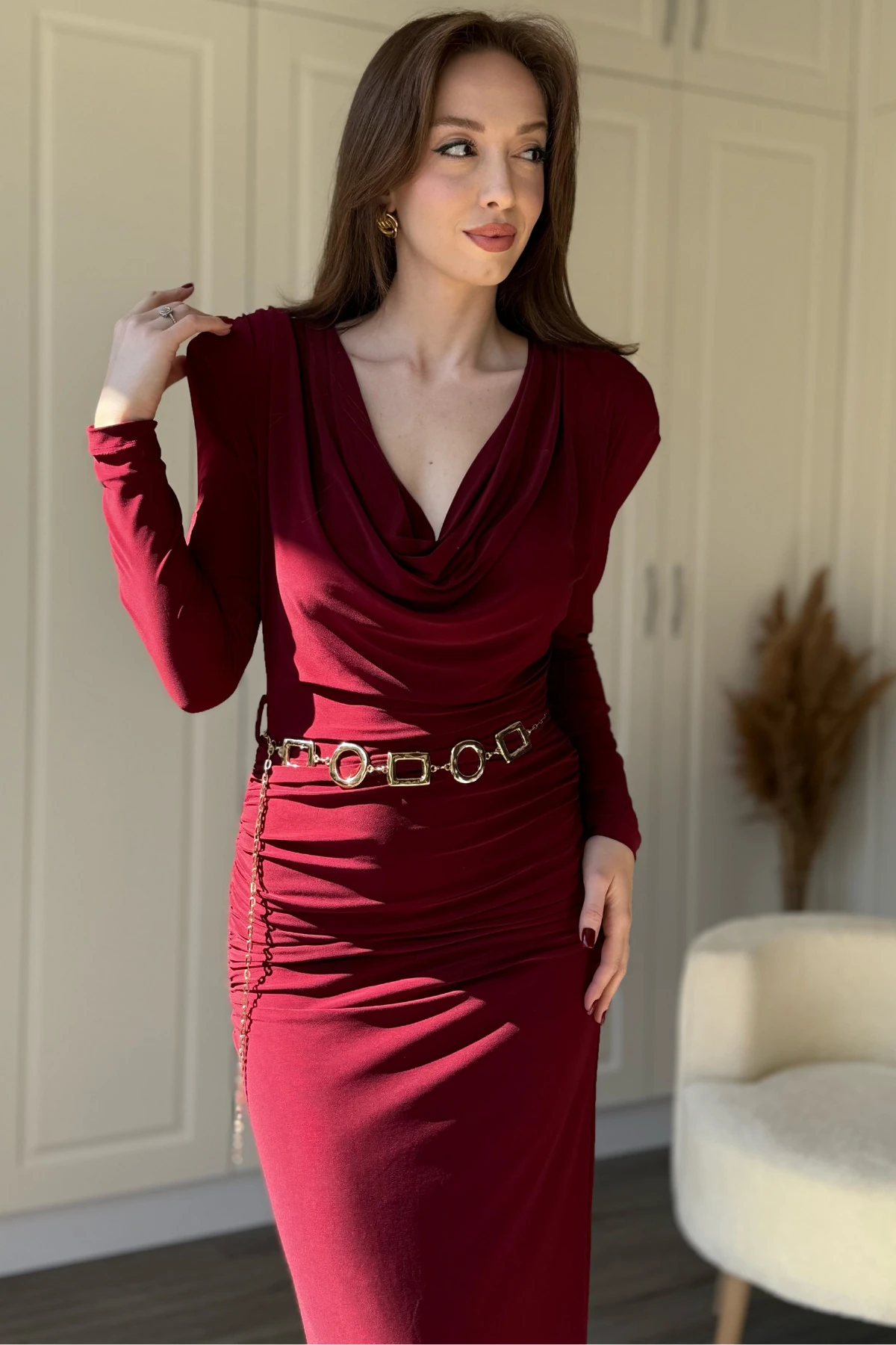 Çıkarılabilir Gold Kemerli Vatkalı Uzun Kollu Degaje Yaka Midi Bordo Elbise