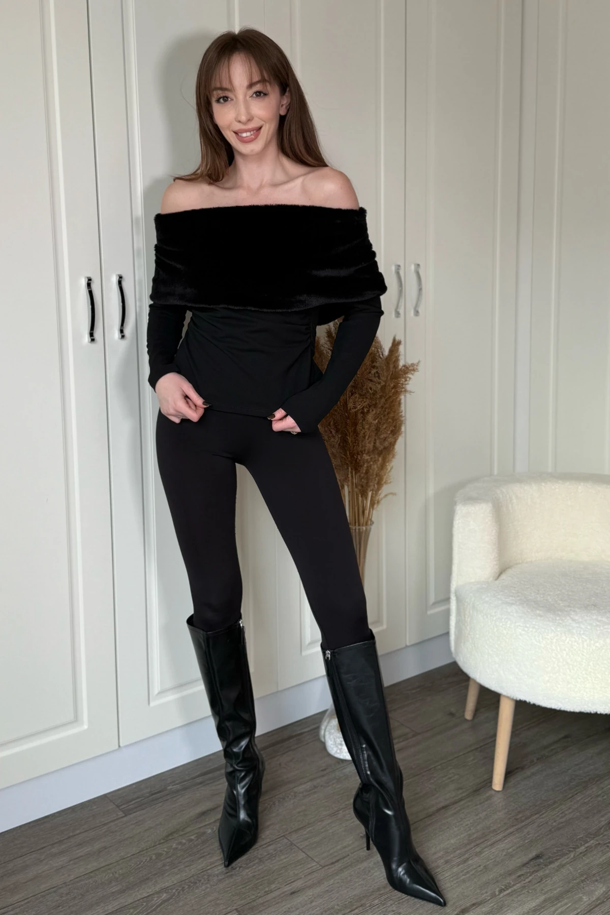 Kürk Detaylı Zarif Omuzları Açık Siyah Bluz