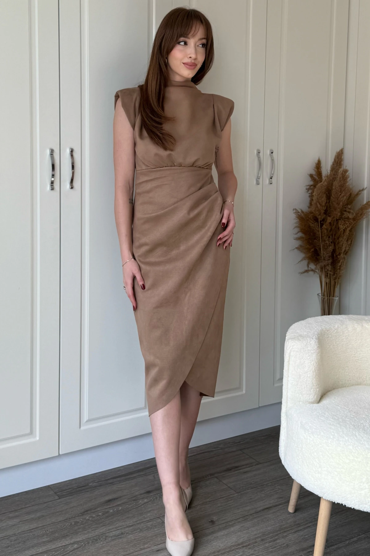 Süet Vatkalı Önü Yırtmaçlı Bej Midi Elbise