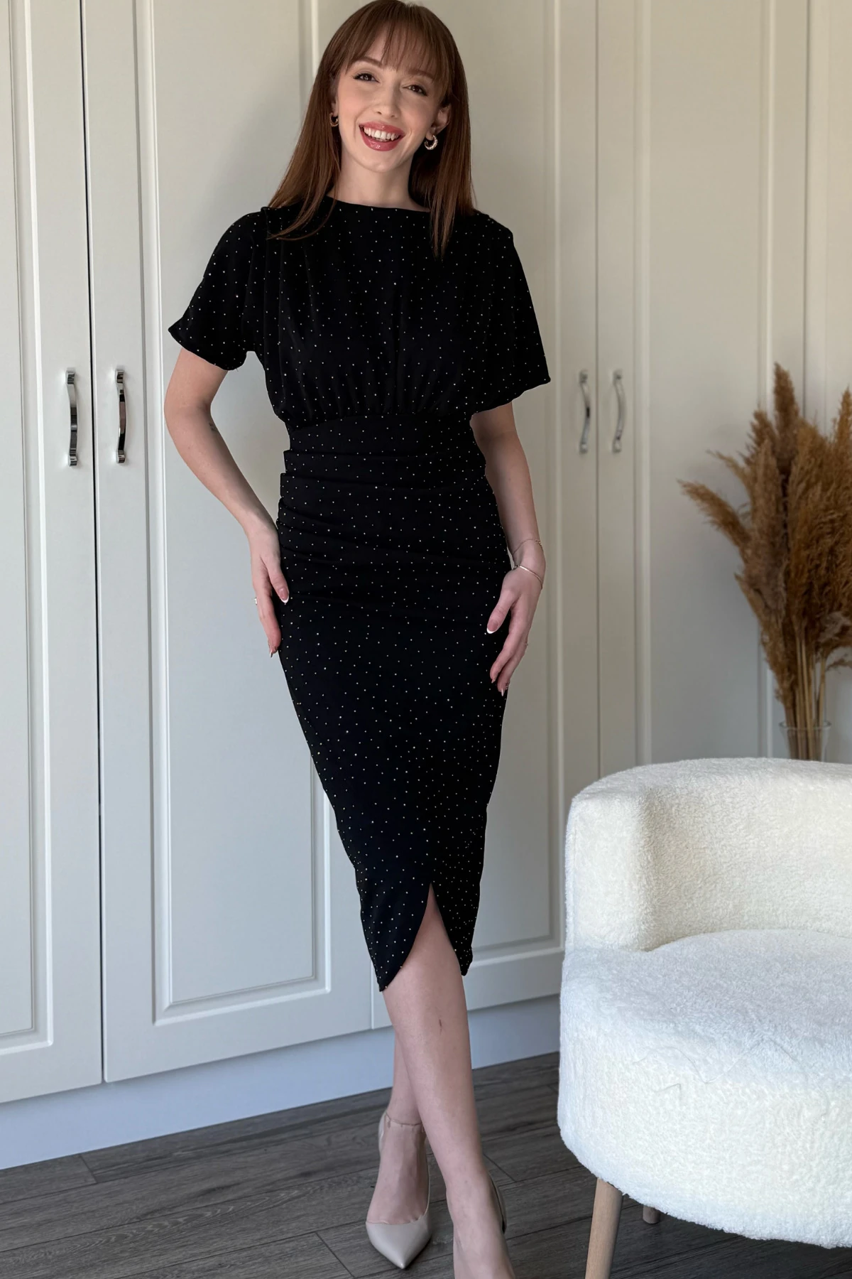 Kısa Kollu Drapeli Taşlı Midi Siyah Elbise