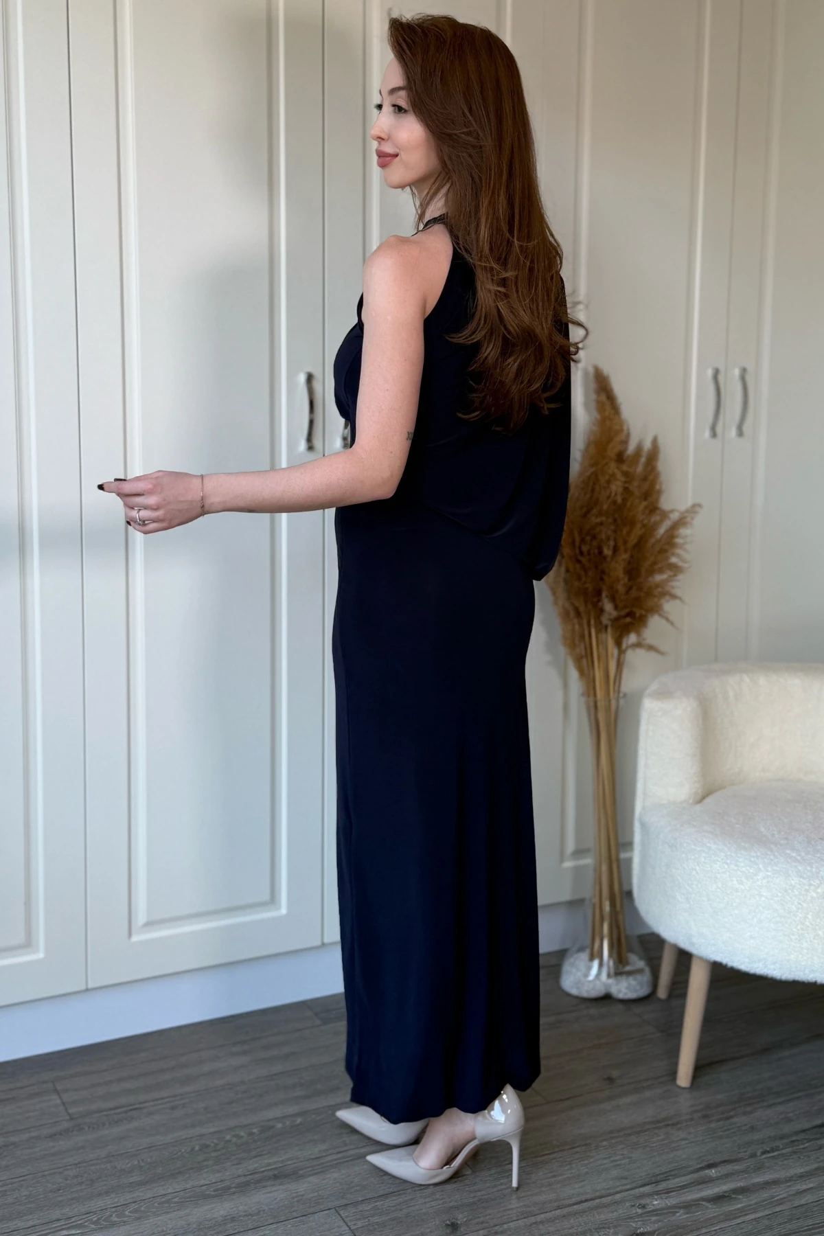 Tek Omuz Boyunlu Zarif Dökümlü Lacivert Maxi Elbise