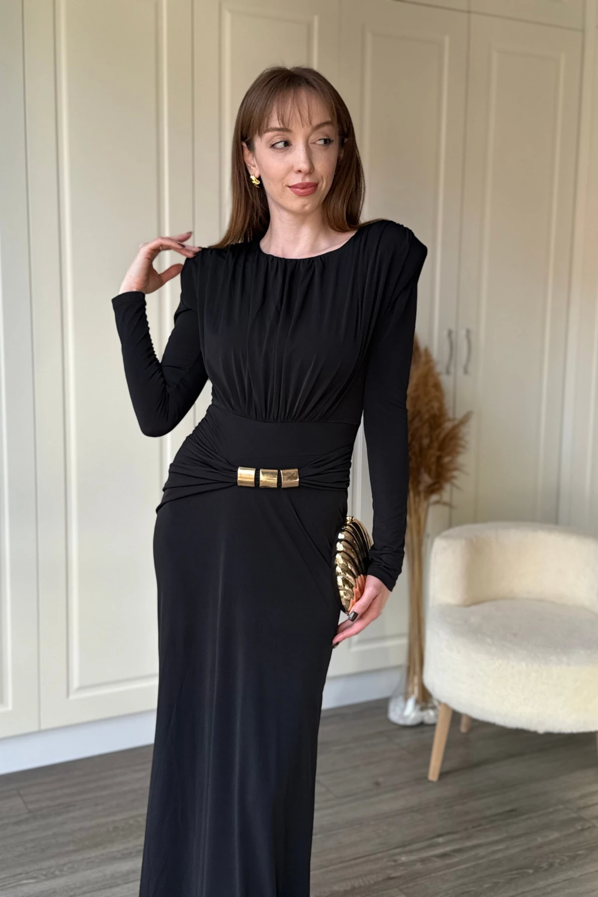 Vatkalı Omuz Büzgülü Yaka Detaylı Tokalı Zarif Elbise