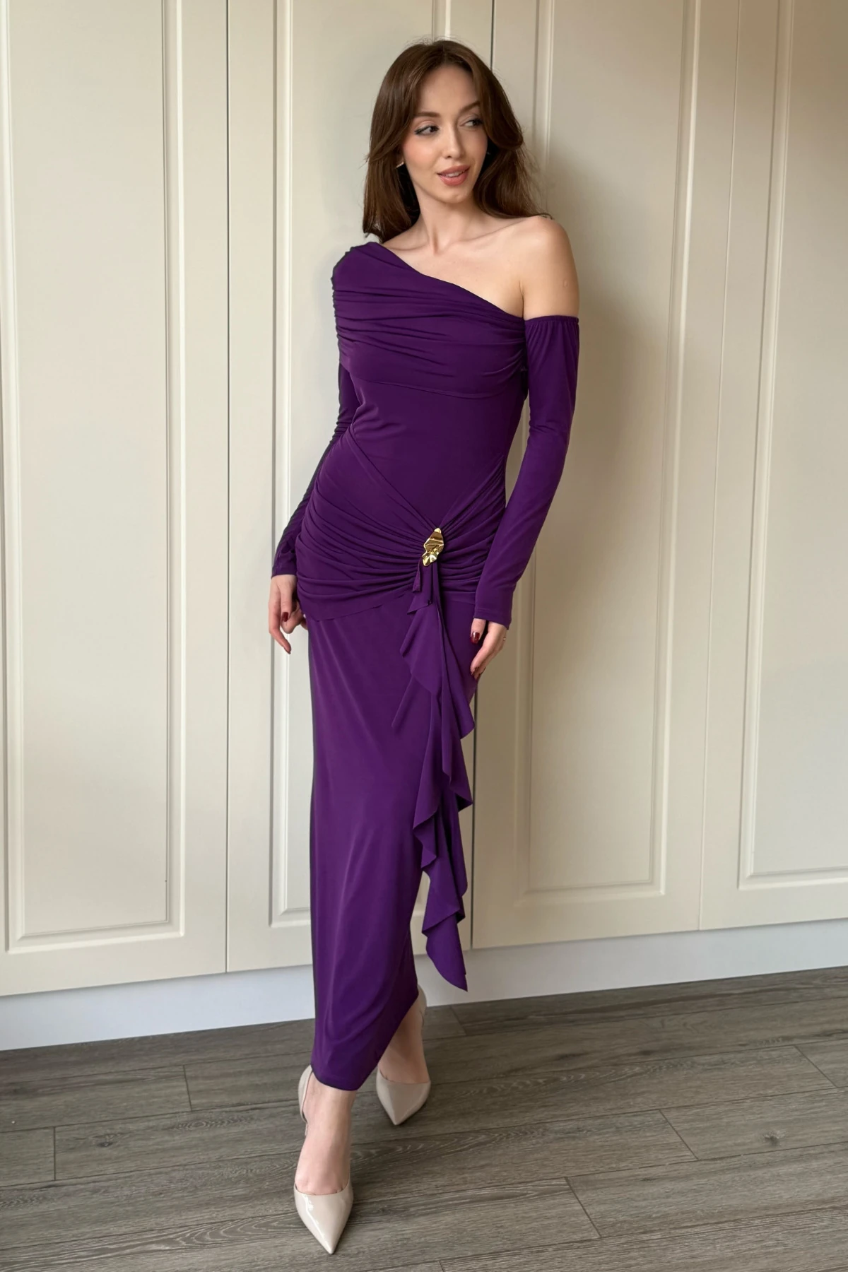 Düşük Omuz Yan Büzgü Aksesuar Detaylı Şık Midi Mor Elbise