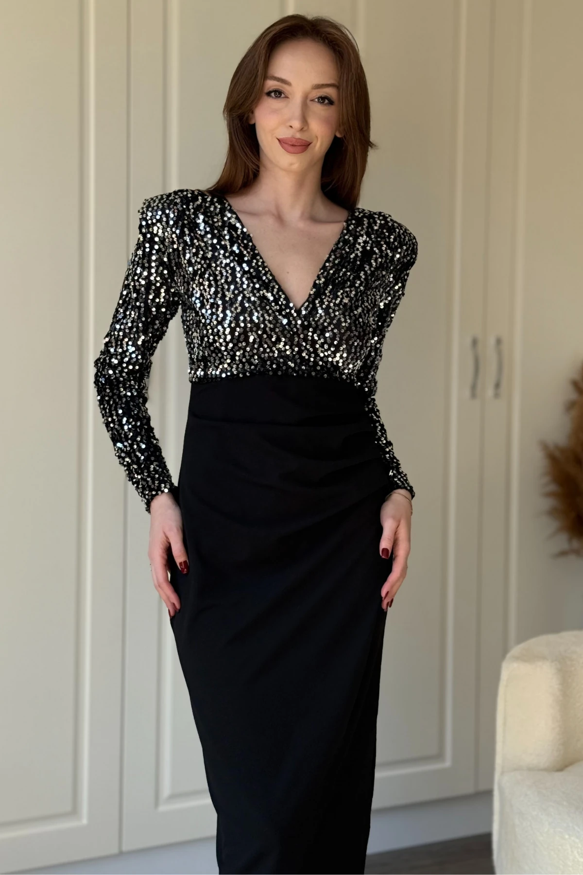 Pullu V Yaka Parıltılı Vatkalı Zarif Midi Elbise