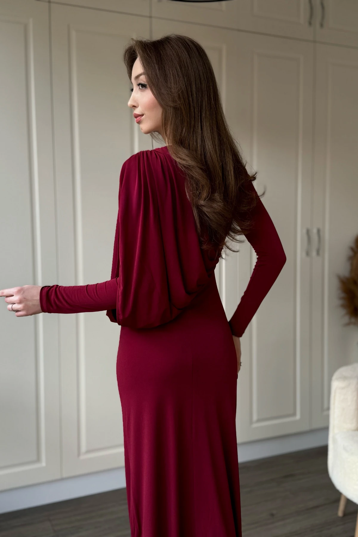 Uzun Kollu Boyunlu Zarif Dökümlü Bordo Elbise