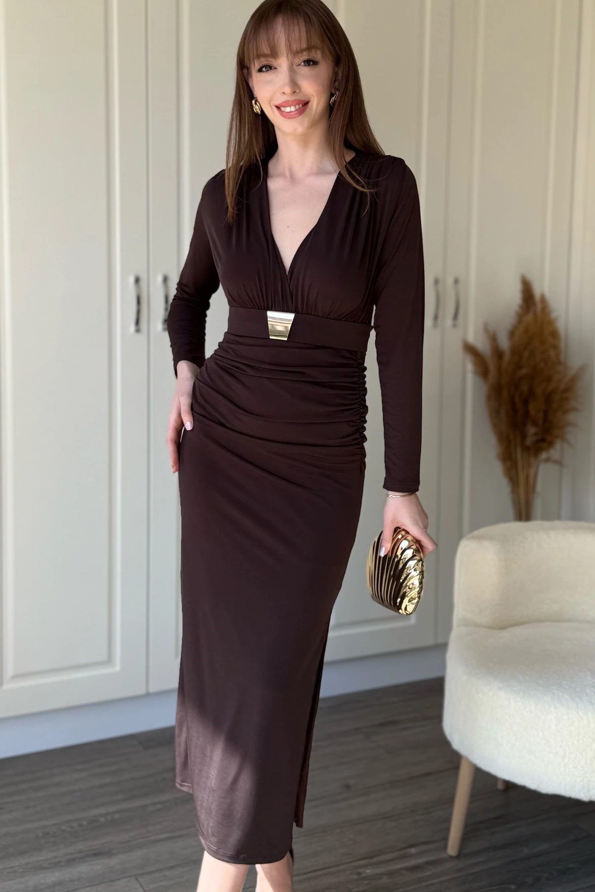 Sandy Kumaş Gold Kemerli Kruvaze Yaka Yırtmaçlı Kahverengi Midi Elbise