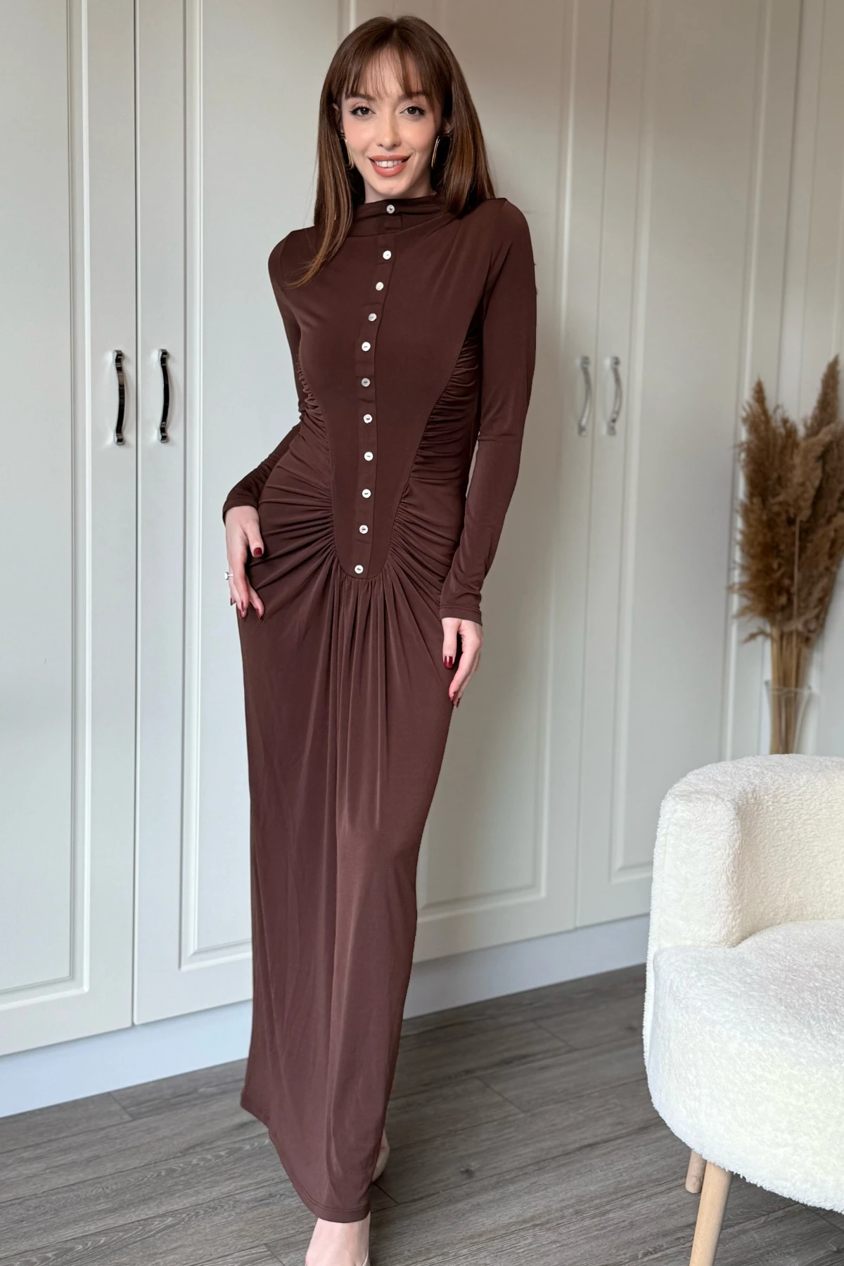 Ön Düğme Detaylı Büzgülü Beli İnce Gösteren Kahverengi Maxi Elbise