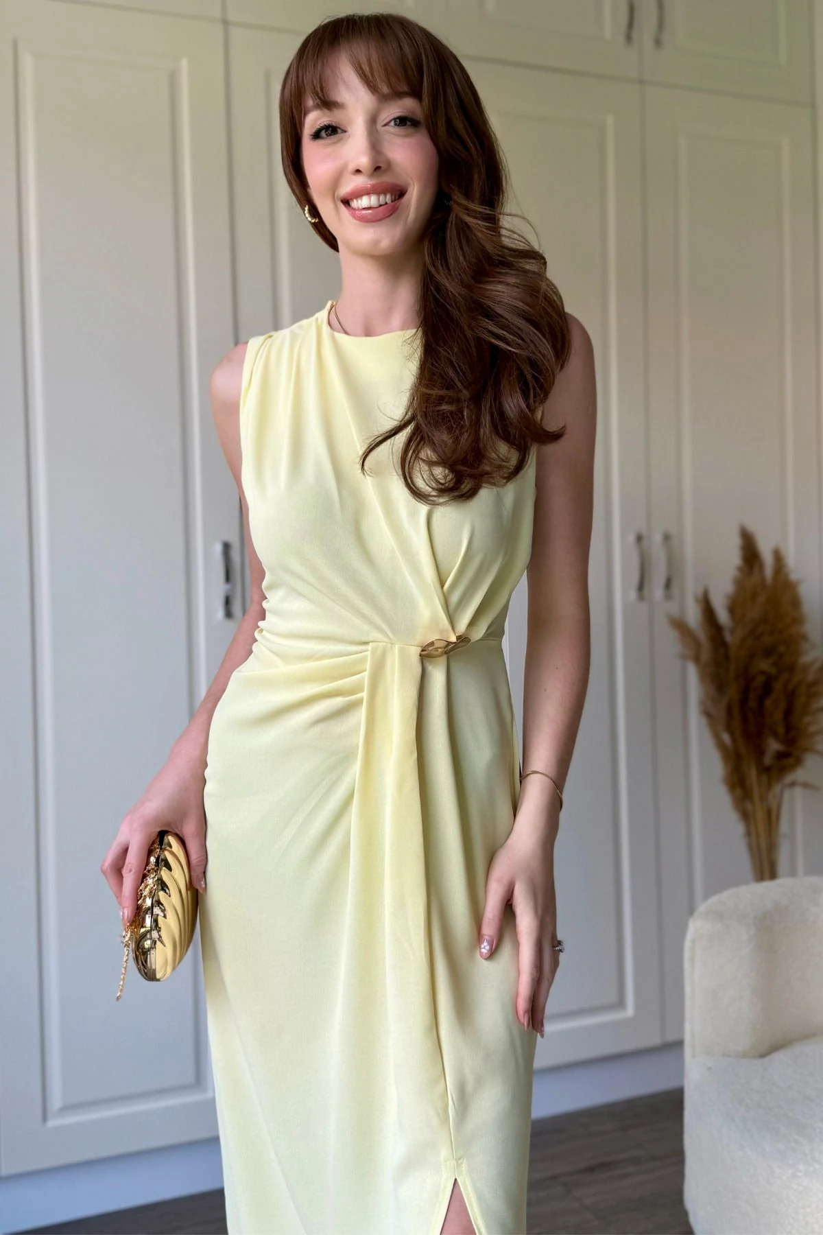 Drapeli Aksesuar Detaylı Yırtmaçlı Midi Elbise