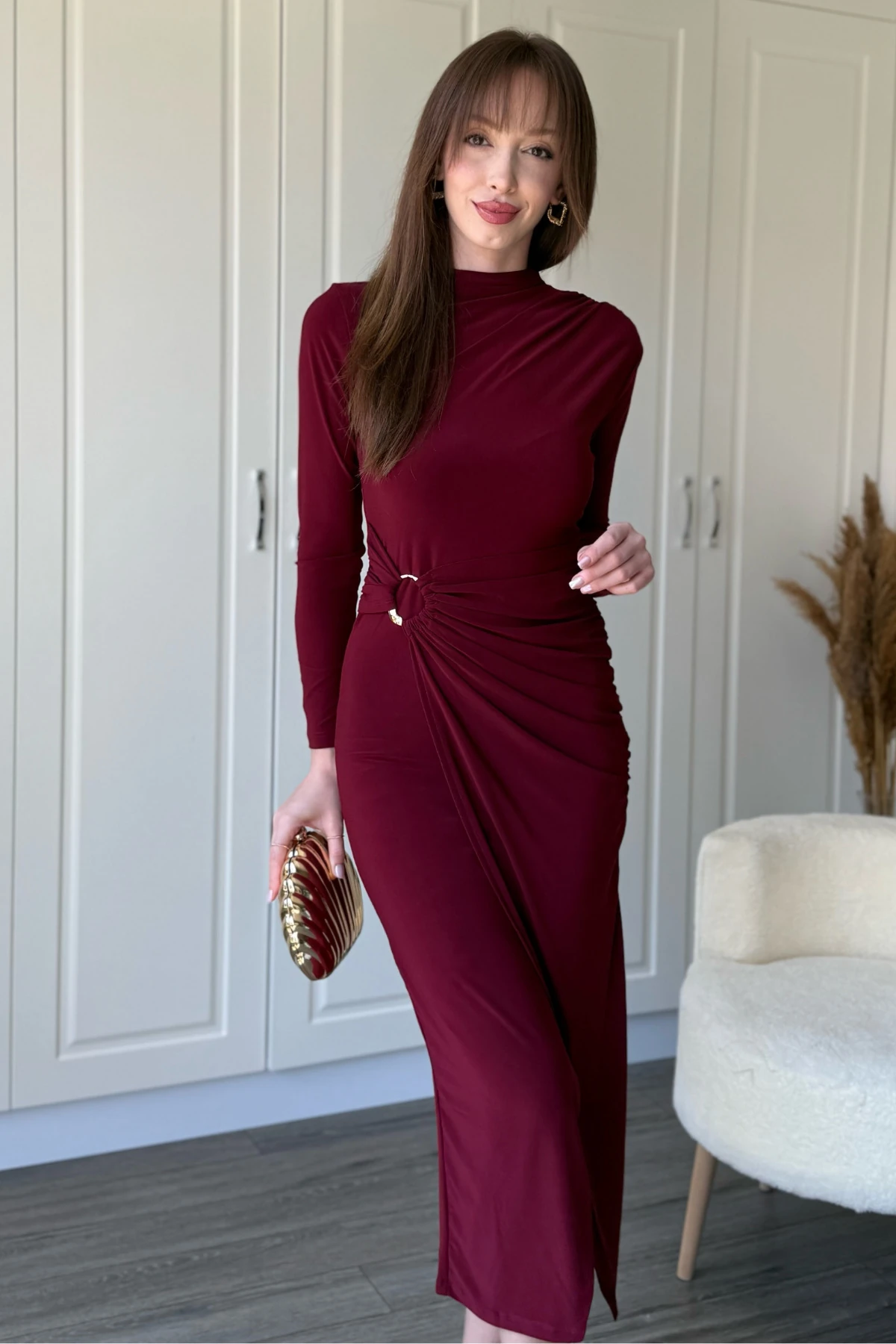 Aksesuar Detaylı Boyunlu Midi Bordo Elbise