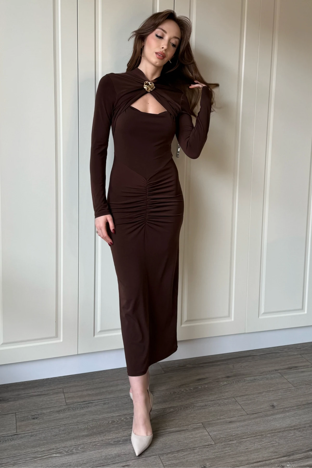 Boyun Aksesuarlı Göğüs Dekolteli Drapeli Midi Kahverengi Elbise