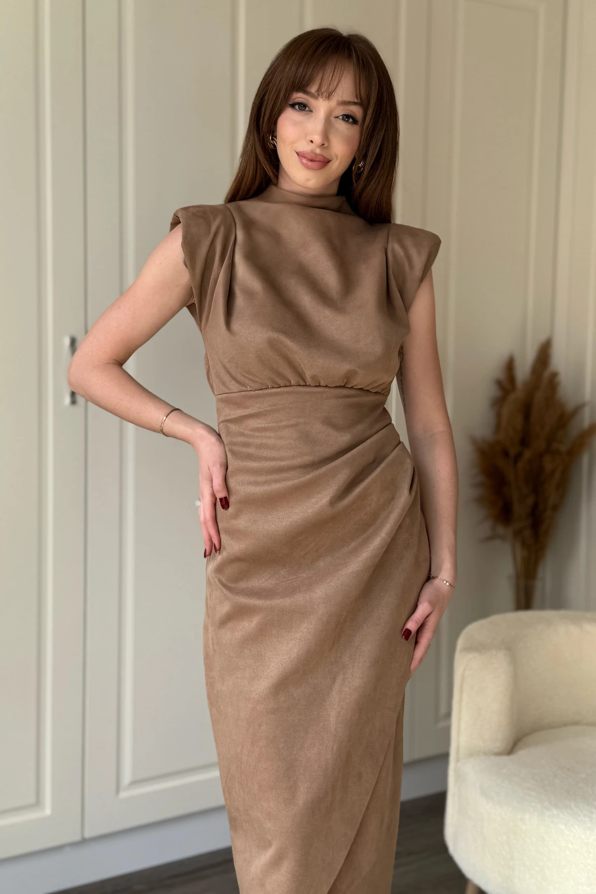 Süet Vatkalı Önü Yırtmaçlı Bej Midi Elbise