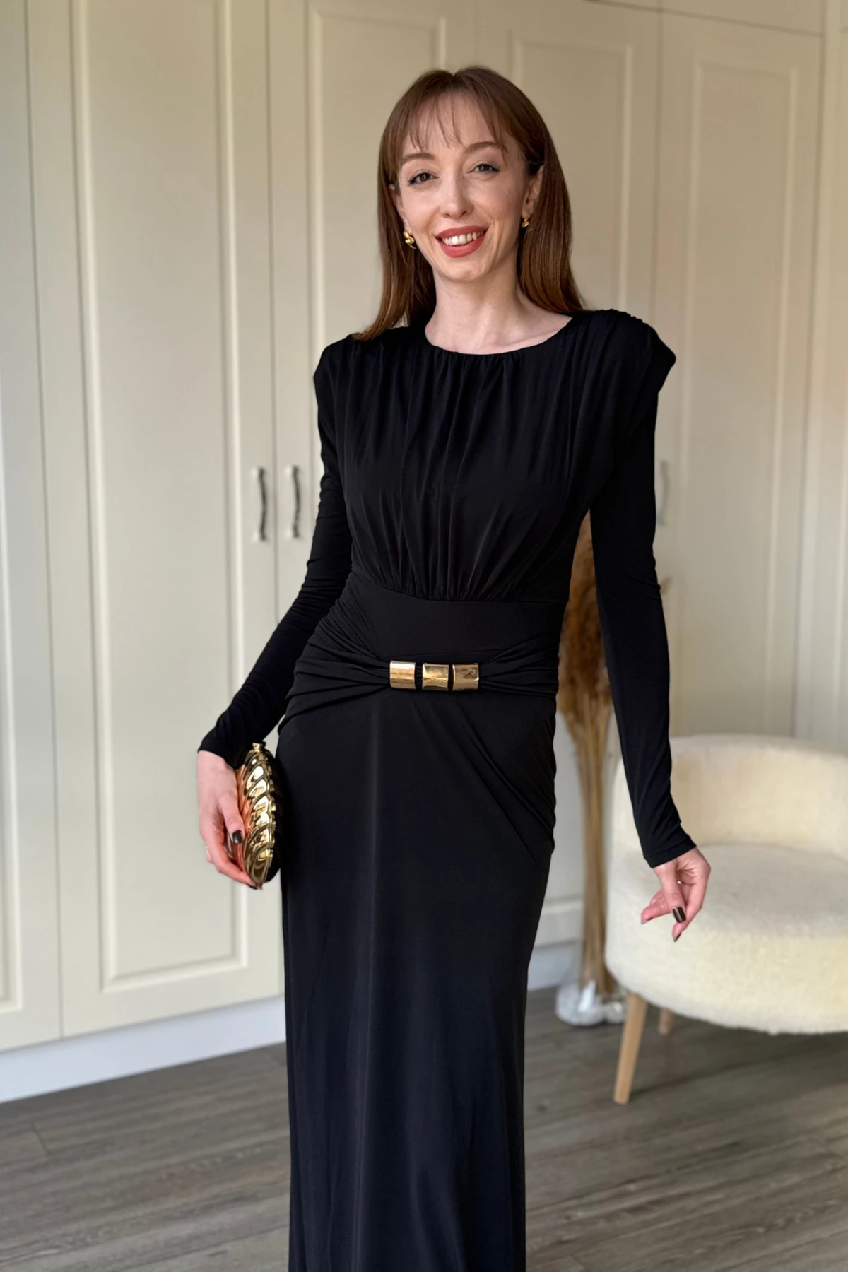 Vatkalı Omuz Büzgülü Yaka Detaylı Tokalı Zarif Elbise