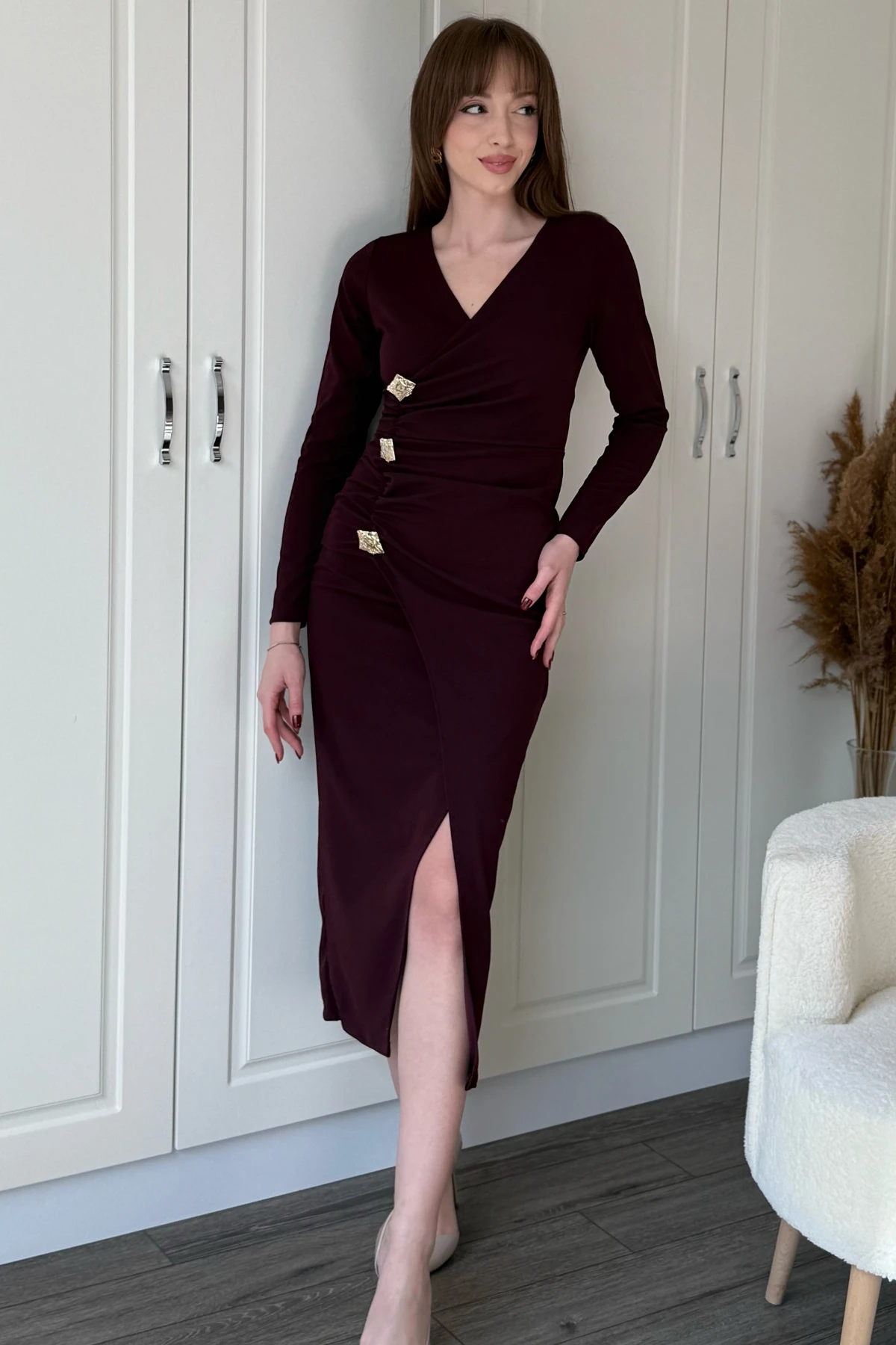 Önü Yırtmaçlı V yaka Gold Aksesuar Detaylı Şık Midi Elbise