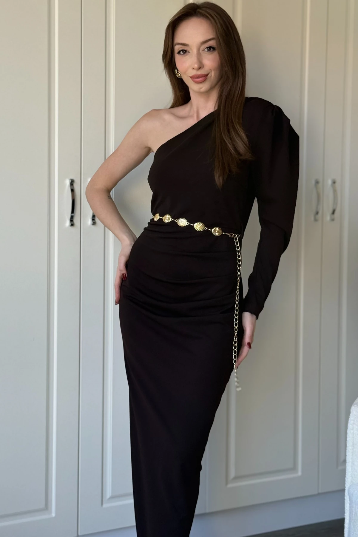  Tek Omuz Çıkarılabilir Gold Kemerli Midi Kahverengi Elbise