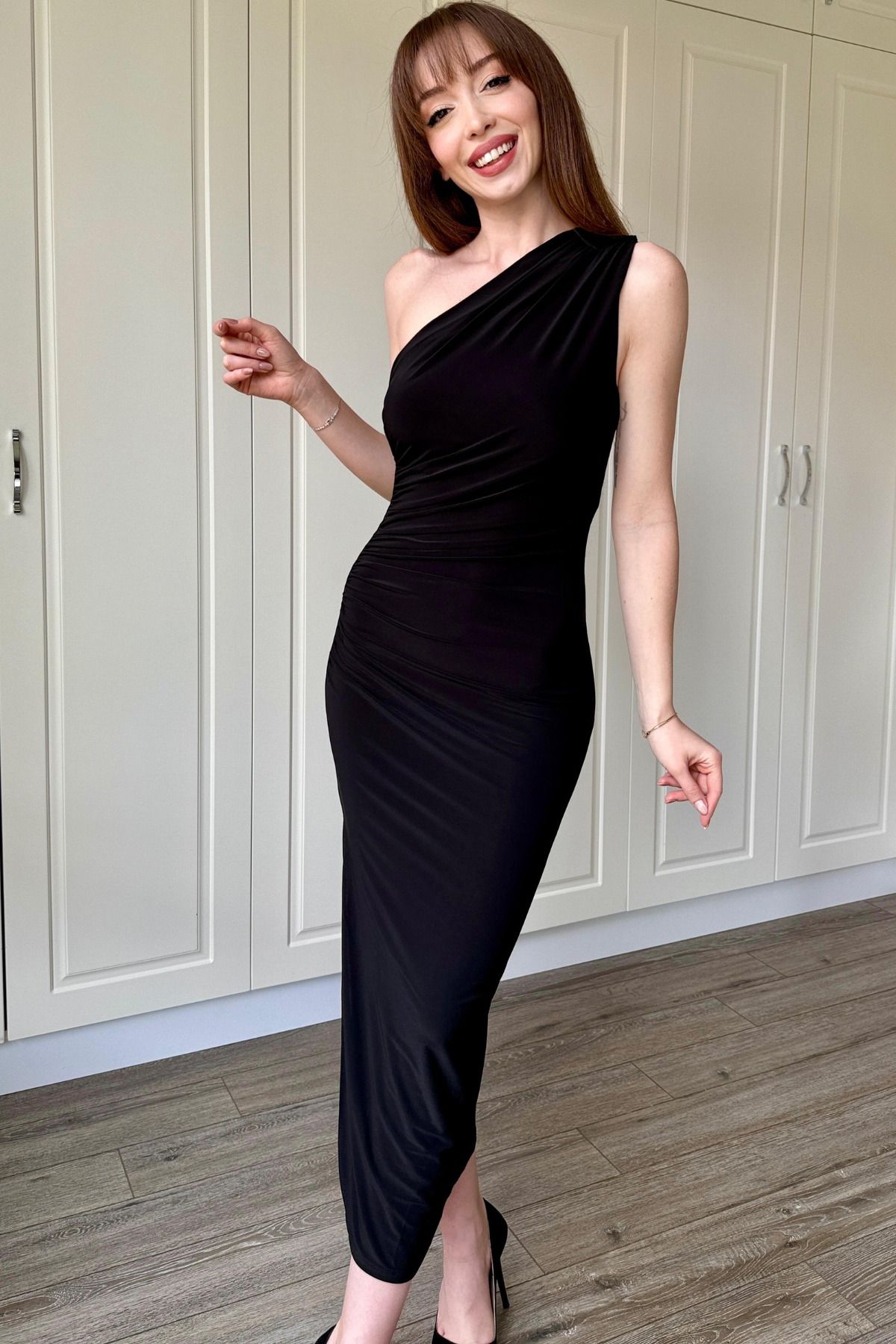 Drapeli Tek Omuz Siyah Midi Elbise