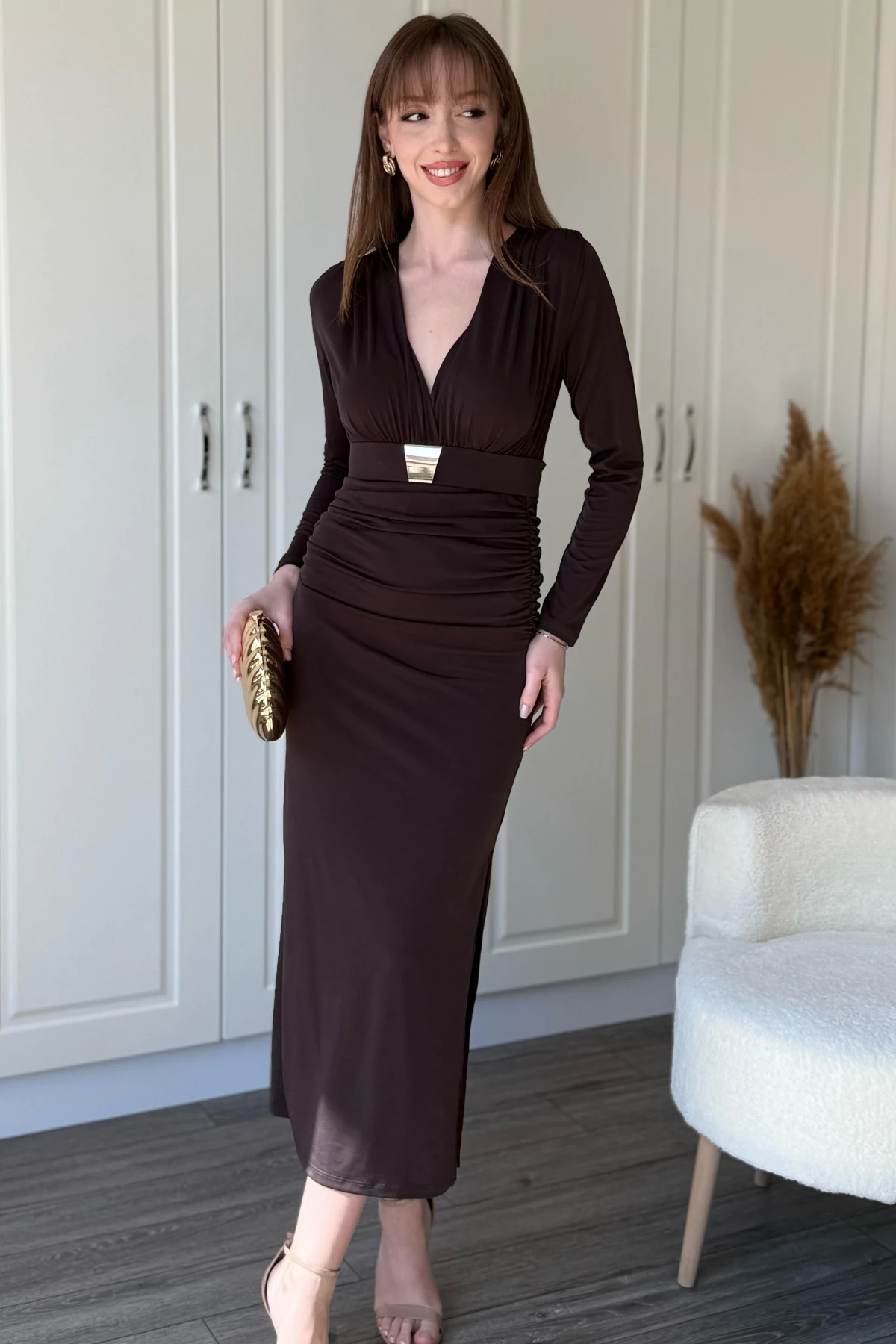 Sandy Kumaş Gold Kemerli Kruvaze Yaka Yırtmaçlı Kahverengi Midi Elbise