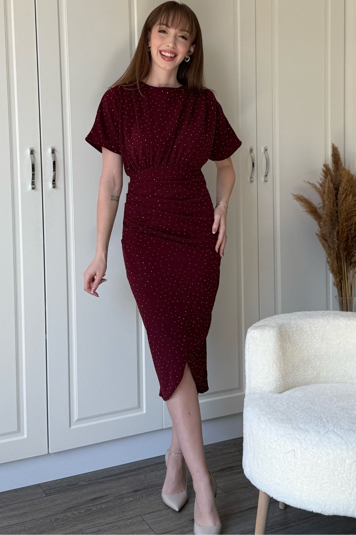 Kısa Kollu Drapeli Taşlı Midi Bordo Elbise