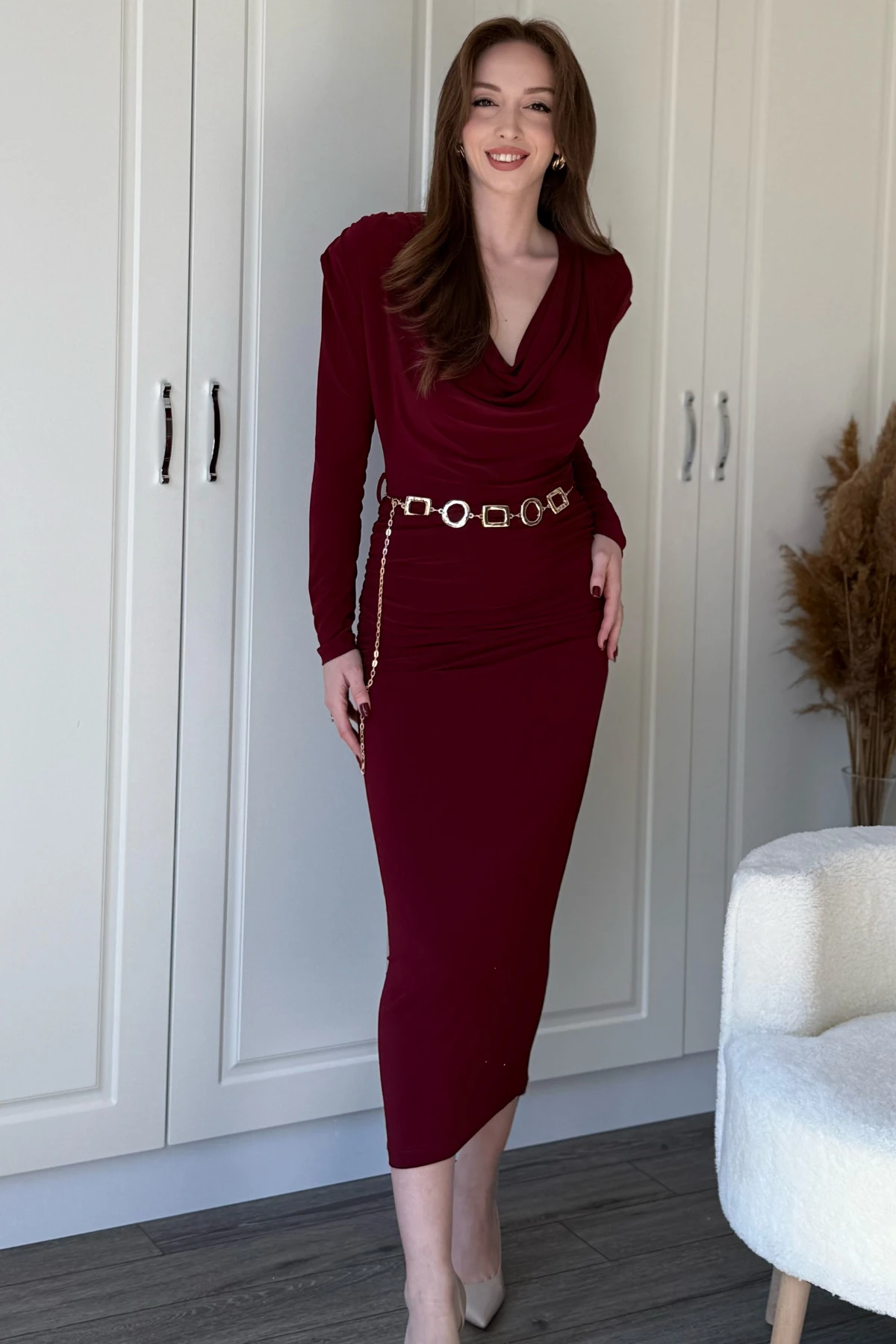 Çıkarılabilir Gold Kemerli Vatkalı Uzun Kollu Degaje Yaka Midi Bordo Elbise
