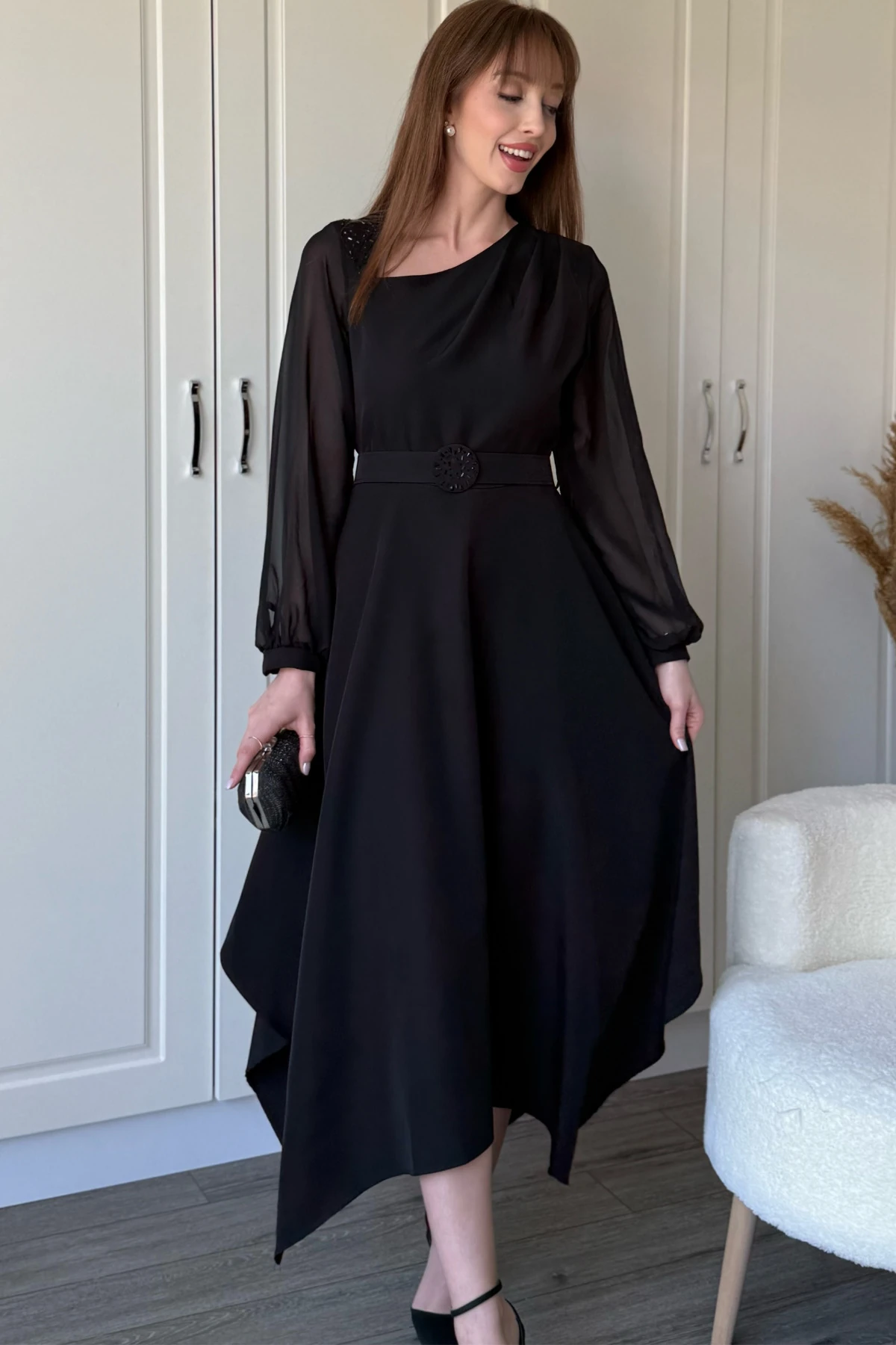 Kolları Tül Detaylı Kemerli Taşlı Siyah Elbise