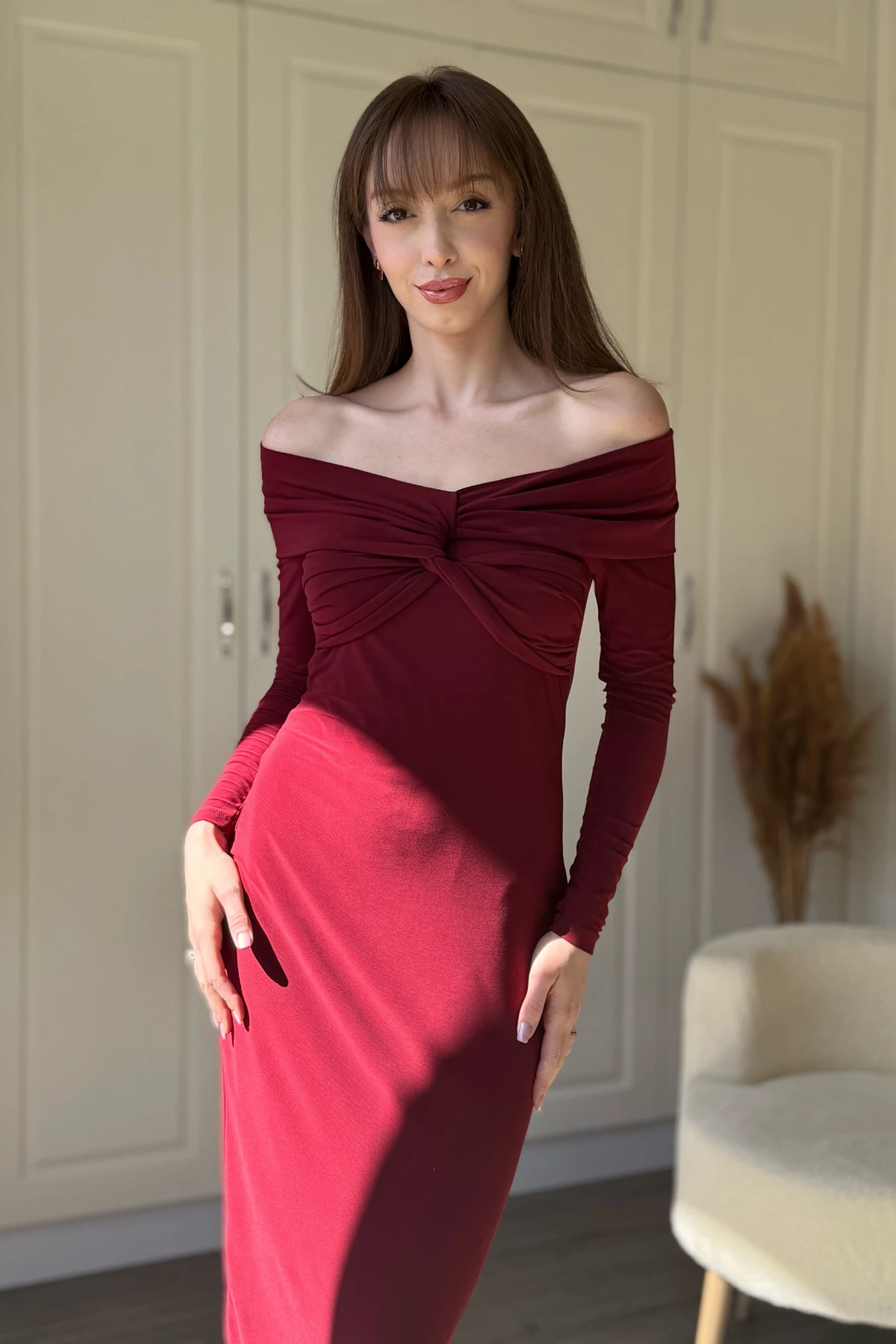 Omuz Detaylı Vücudu Saran Midi Bordo Elbise