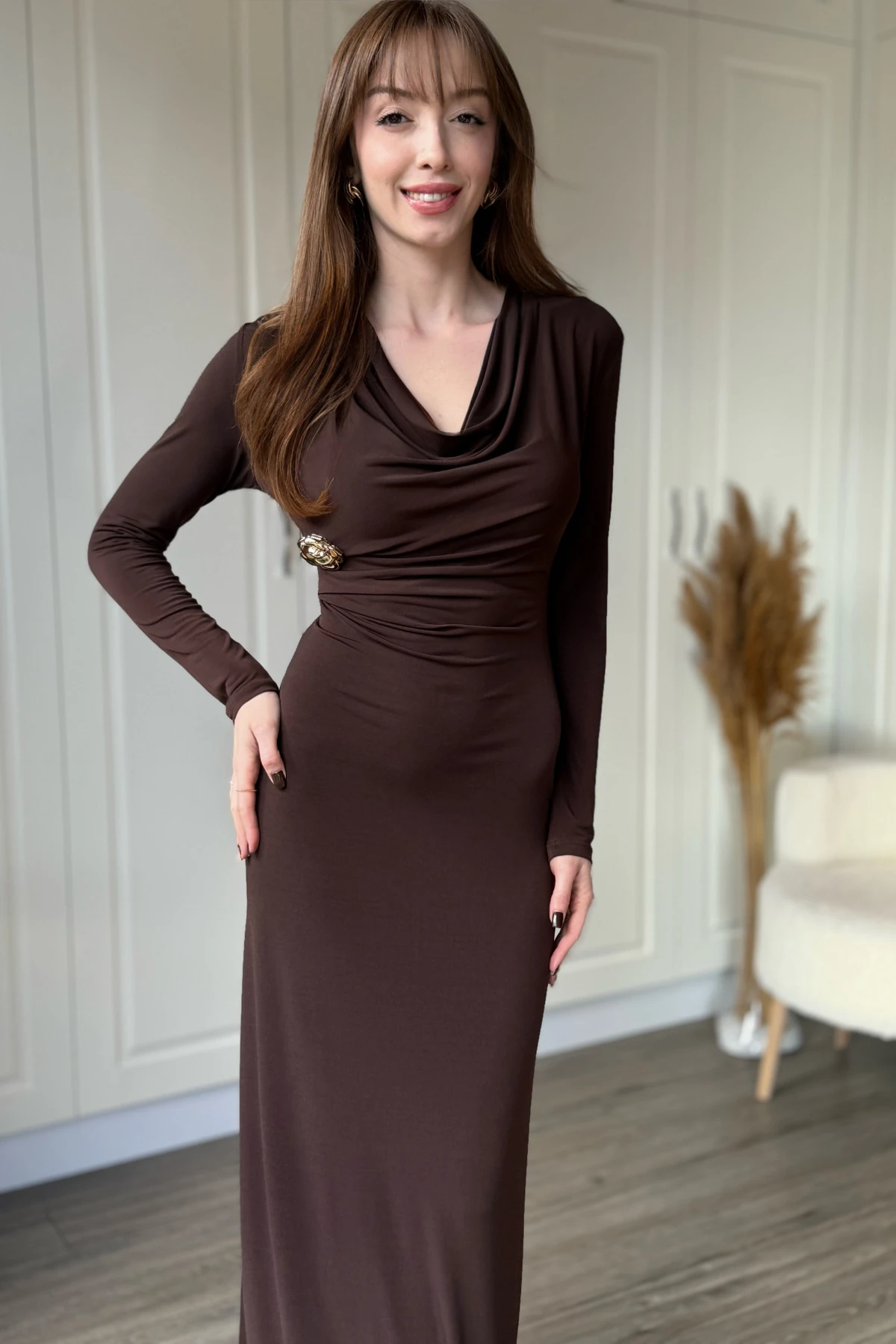 Çıkarılabilir Broş Detaylı Degaje Yaka Uzun Elbise