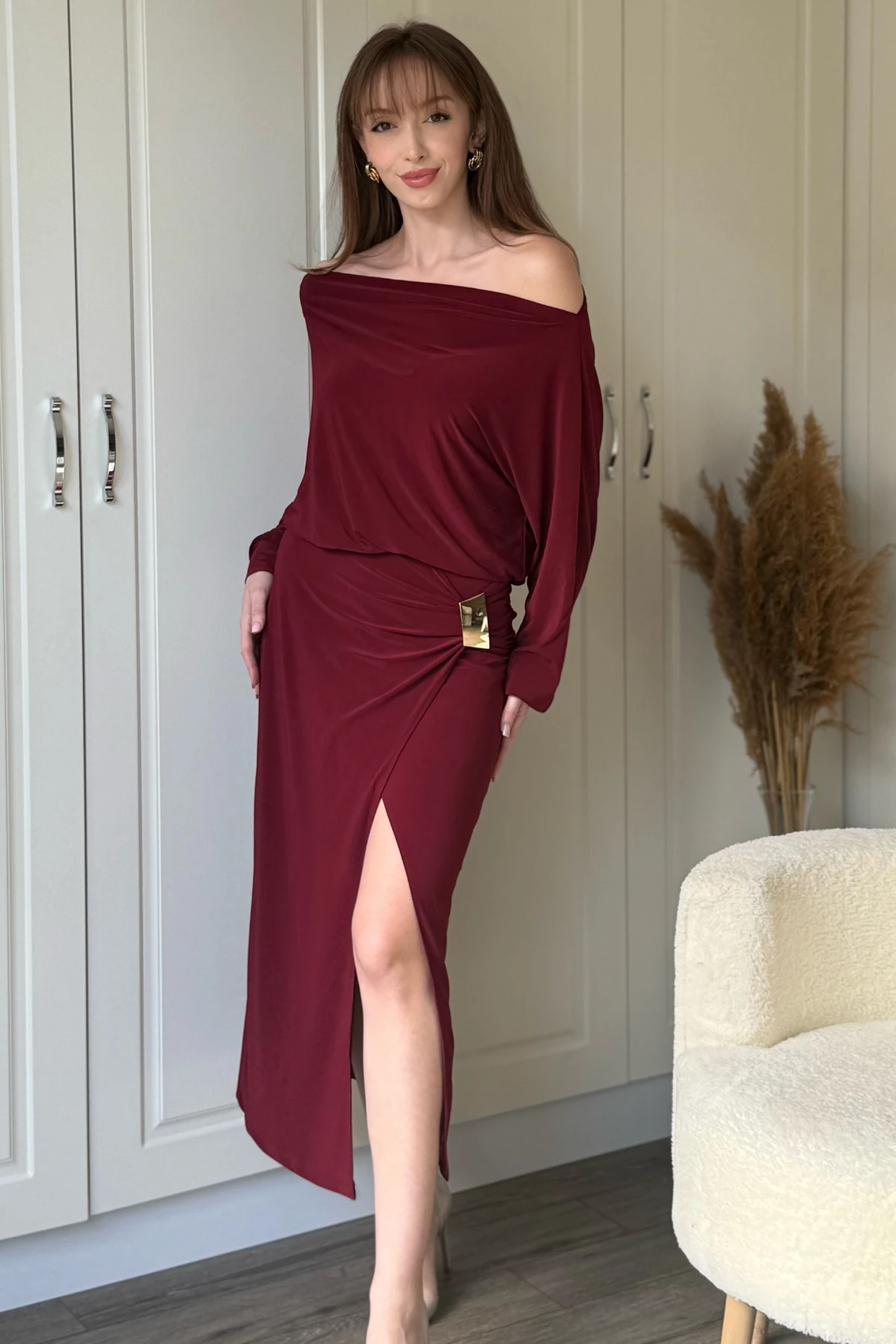 Kayık Yaka Beli Gold Aksesuarlı Yırtmaçlı Bordo Dökümlü Elbise