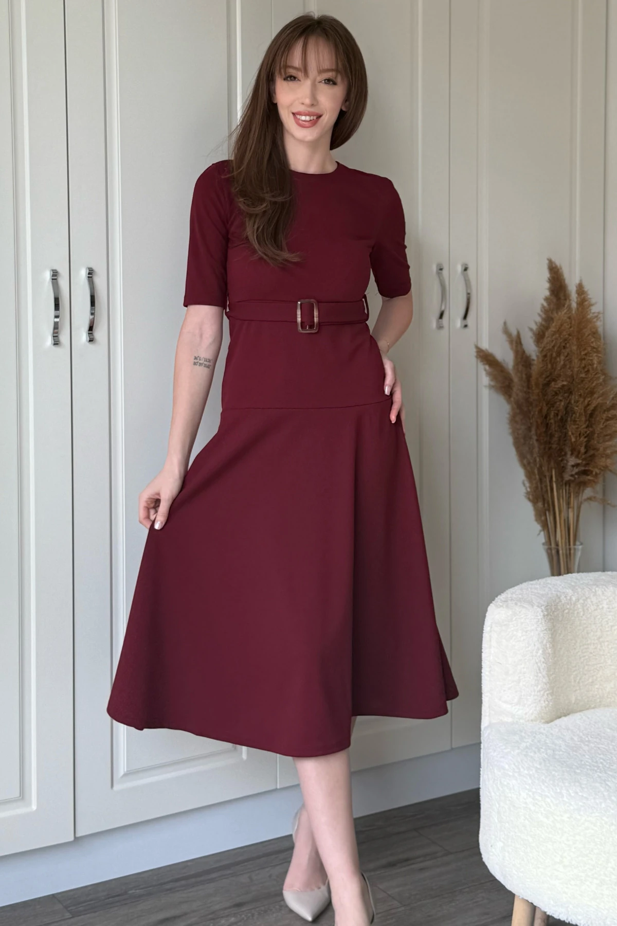 Kısa Kollu Kemerli Etekleri Volanlı Midi Bordo Elbise