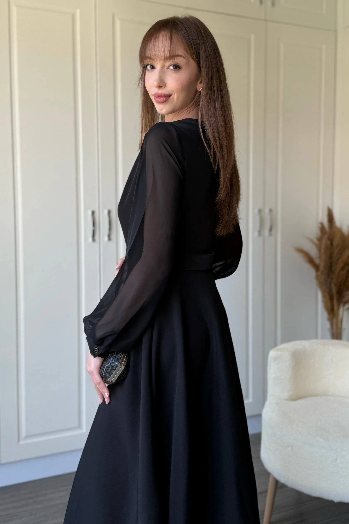 Kolları Tül Detaylı Kemerli Taşlı Siyah Elbise