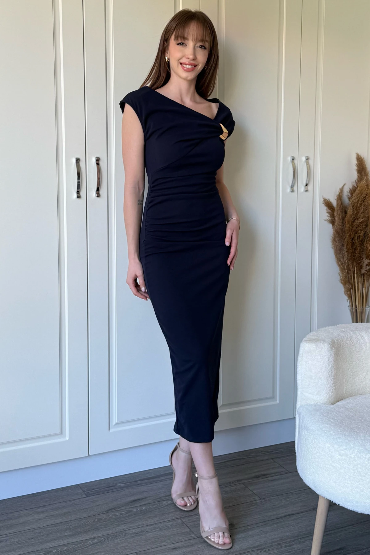 Göğüs Aksesuarlı Vatkalı Midi Lacivert Elbise